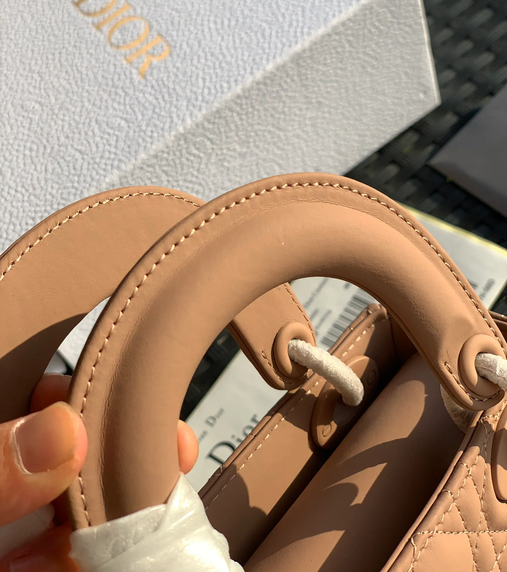 ❗️❗️❗️Free shipping with SF Express for year-end event❗️❗️❗️💰1800. The size is 17×15×7. The nude pink three-frame frosted model is another model that cannot be given up after the patent leather model! The Princess Diana bag has always been the top entry-level item in the D family! There are many people selling it, and even more say it is "genuine", but only a few can fit it into the cabinet! As the old saying goes, our original channels ➕ original ➕ raw materials ➕ original craftsmanship! It’s just basic to allow everyone to go to the counter freely! You can't get it even if you have money at the counter. No matter what kind of clothes you match it with for various occasions, you only need it all year round and it will last forever!