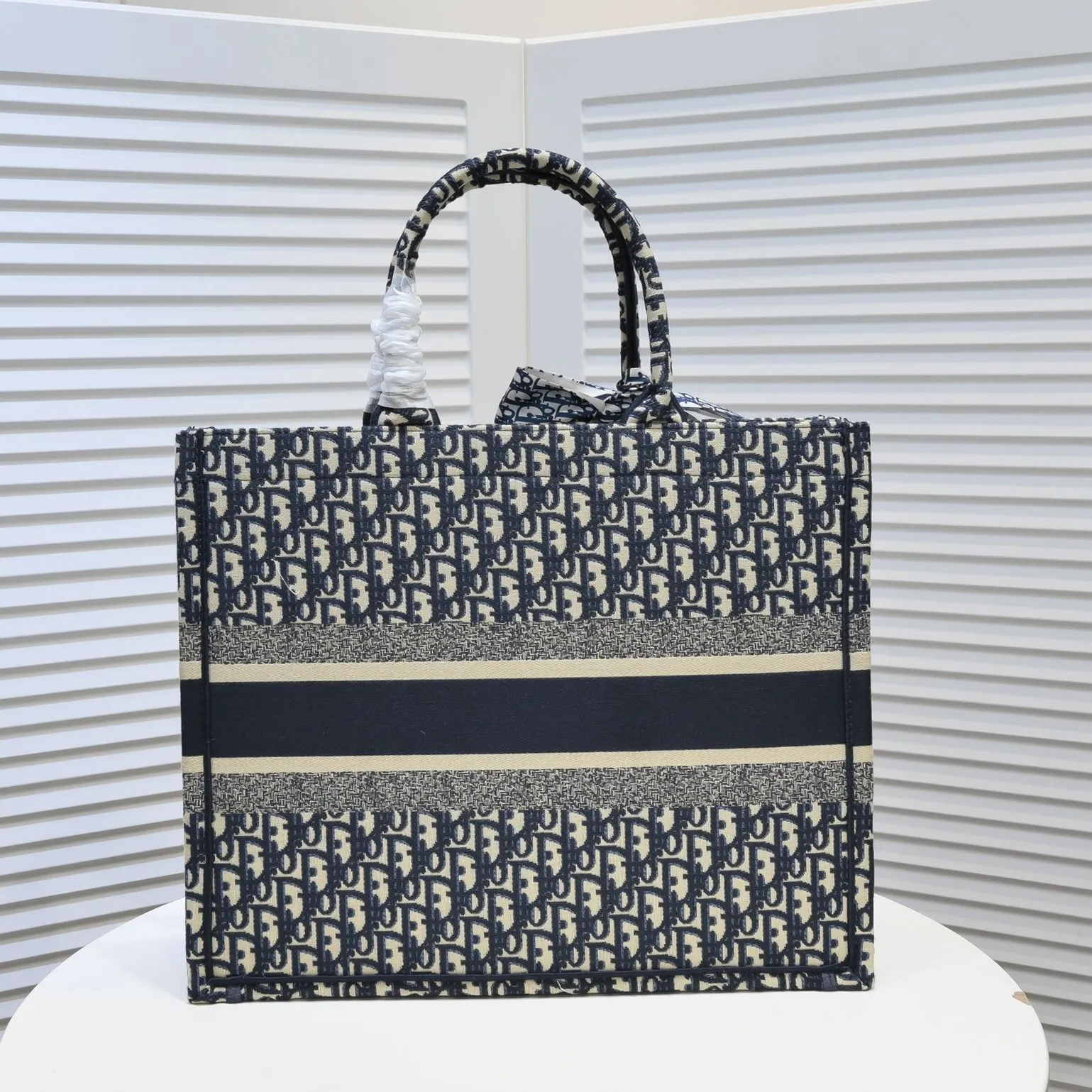 💰360￥With silk scarf, large size🔥 embroidered edge🔜Dior new shopping bag at Dior counter! Counters are updated simultaneously! Limited edition of the same style as the stars! Super stylish! Imported fabric👍high-end quality! You can go in and out of the counters at will without any pressure! The first choice for going out with super large capacity👍 Model: 8033 Size: 41*14*32cm