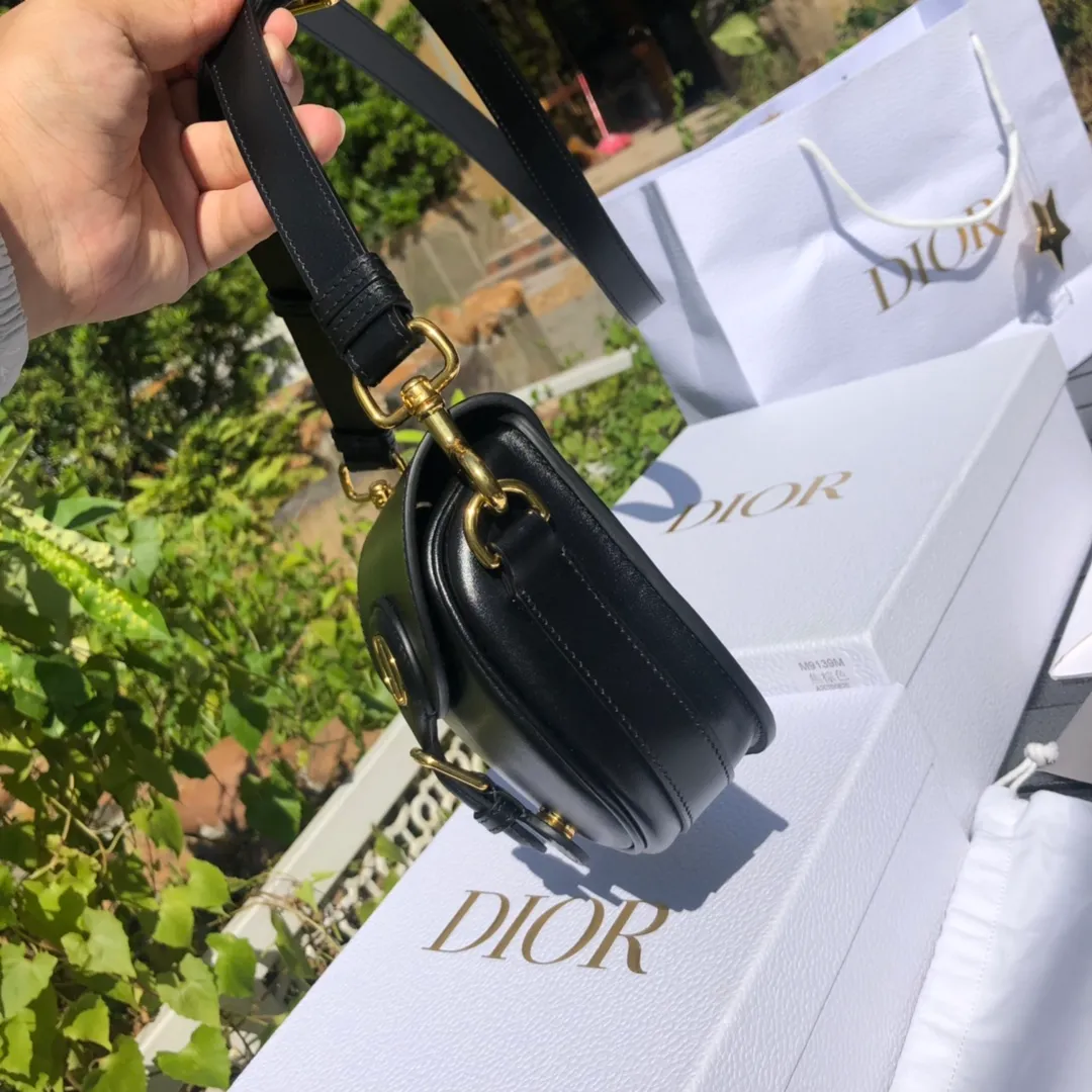 ❗️❗️❗️Free shipping with SF Express for year-end events❗️❗️❗️💰1700 Small size: 18×14×5cm Dior overseas channel goods! Dior Saddle Bag😘This Dior Bobby handbag is a shoulder bag style, showing elegant silhouette and coordinated proportions. This small bag is crafted from glossy black calfskin and accented with antiqued gold hardware for added style. The interior is designed with suede leather, which is soft and rich in texture. With a detachable and adjustable shoulder strap embellished with a military-style buckle, it can be worn on the shoulder, cross-body or handheld.