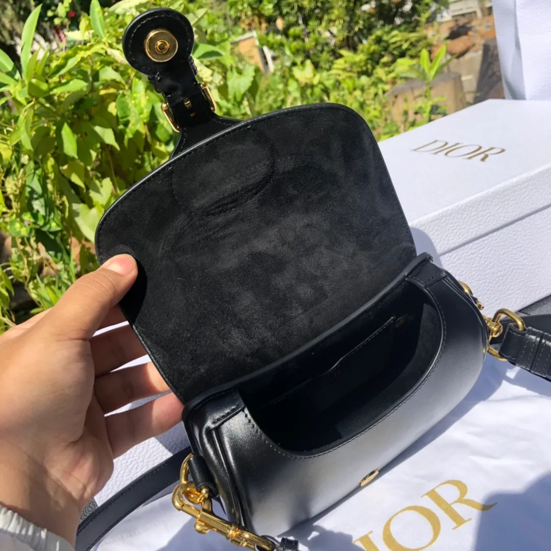 ❗️❗️❗️Free shipping with SF Express for year-end events❗️❗️❗️💰1700 Small size: 18×14×5cm Dior overseas channel goods! Dior Saddle Bag😘This Dior Bobby handbag is a shoulder bag style, showing elegant silhouette and coordinated proportions. This small bag is crafted from glossy black calfskin and accented with antiqued gold hardware for added style. The interior is designed with suede leather, which is soft and rich in texture. With a detachable and adjustable shoulder strap embellished with a military-style buckle, it can be worn on the shoulder, cross-body or handheld.