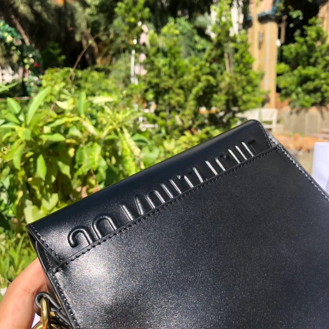 ❗️❗️❗️Free shipping with SF Express for year-end events❗️❗️❗️💰1700 Small size: 18×14×5cm Dior overseas channel goods! Dior Saddle Bag😘This Dior Bobby handbag is a shoulder bag style, showing elegant silhouette and coordinated proportions. This small bag is crafted from glossy black calfskin and accented with antiqued gold hardware for added style. The interior is designed with suede leather, which is soft and rich in texture. With a detachable and adjustable shoulder strap embellished with a military-style buckle, it can be worn on the shoulder, cross-body or handheld.