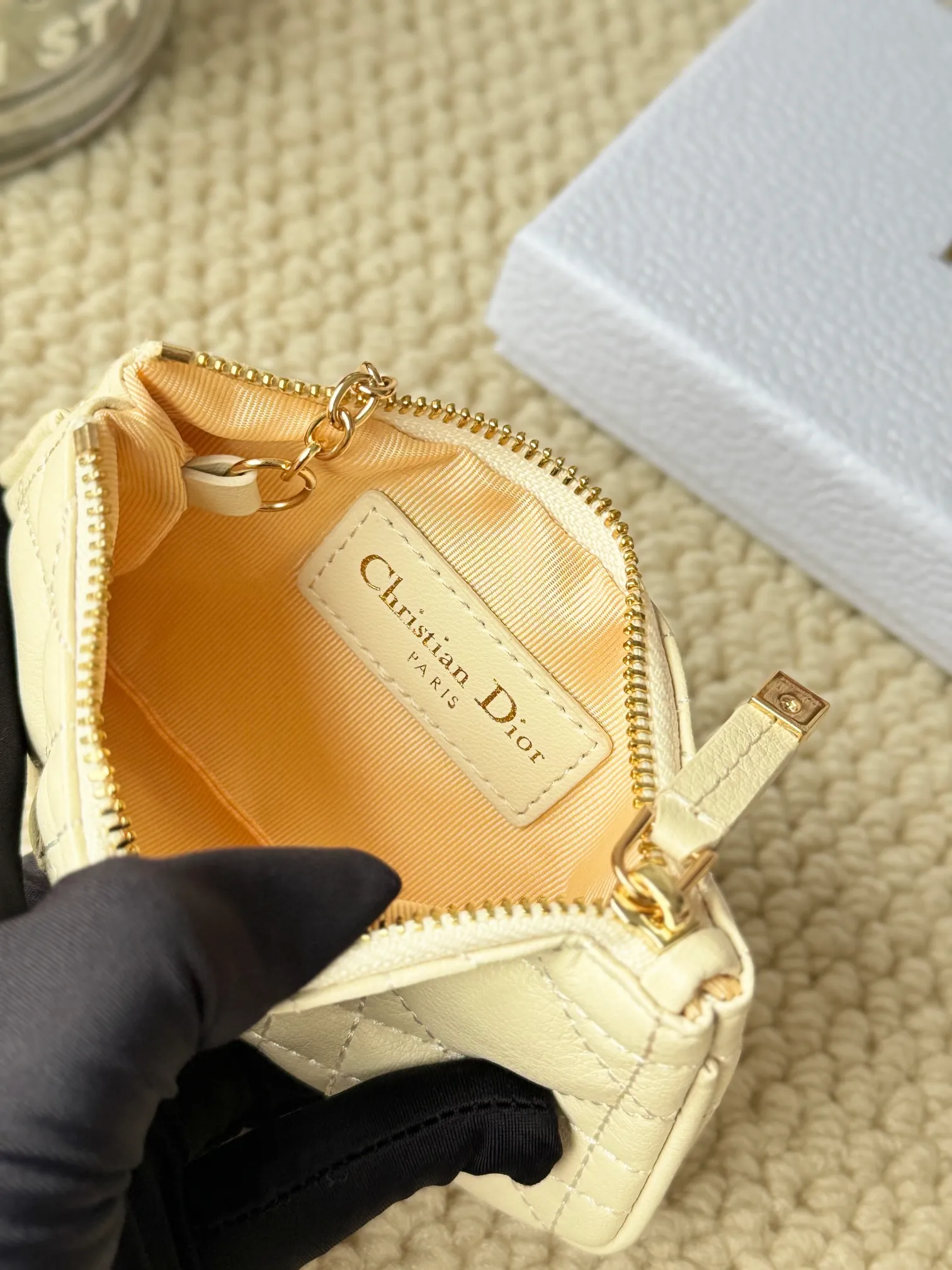 💰140 2024 spring and summer new coin purse key bag is small and cute Size: 14.5*7.6cm Model: S5158UWHC_M30G This Dior Caro card holder is elegant and practical. Carefully crafted from soft cow leather, it is decorated with cannage pattern topstitching and a CD logo on the front to enhance the style. Elegant and sophisticated. 30 Montaigne Glycine Coin Purse Key Case 🔑 Compact and practical, unique, it can store various daily necessities, suitable for various occasions, and can be matched with its 30Montaigne items. CD logo on front