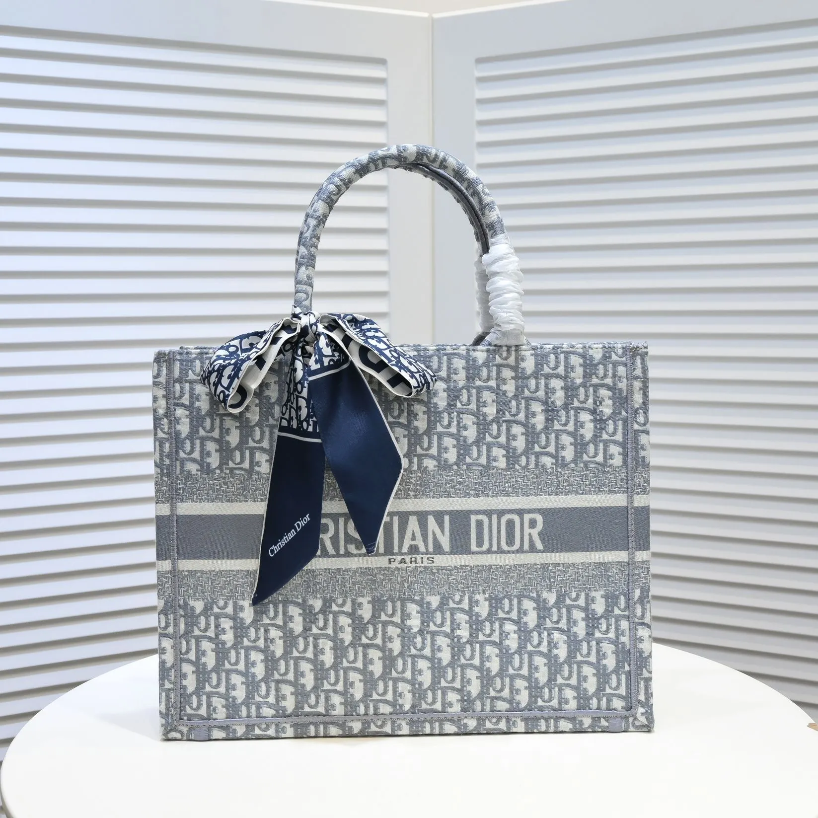 💰340￥Small size with silk scarf and overlock🔜Dior new shopping bag at Dior counter! Counters are updated simultaneously! Limited edition of the same style as the stars! Super stylish! Imported fabric👍high-end quality! Model: 8034 Size: 36*27*16cm