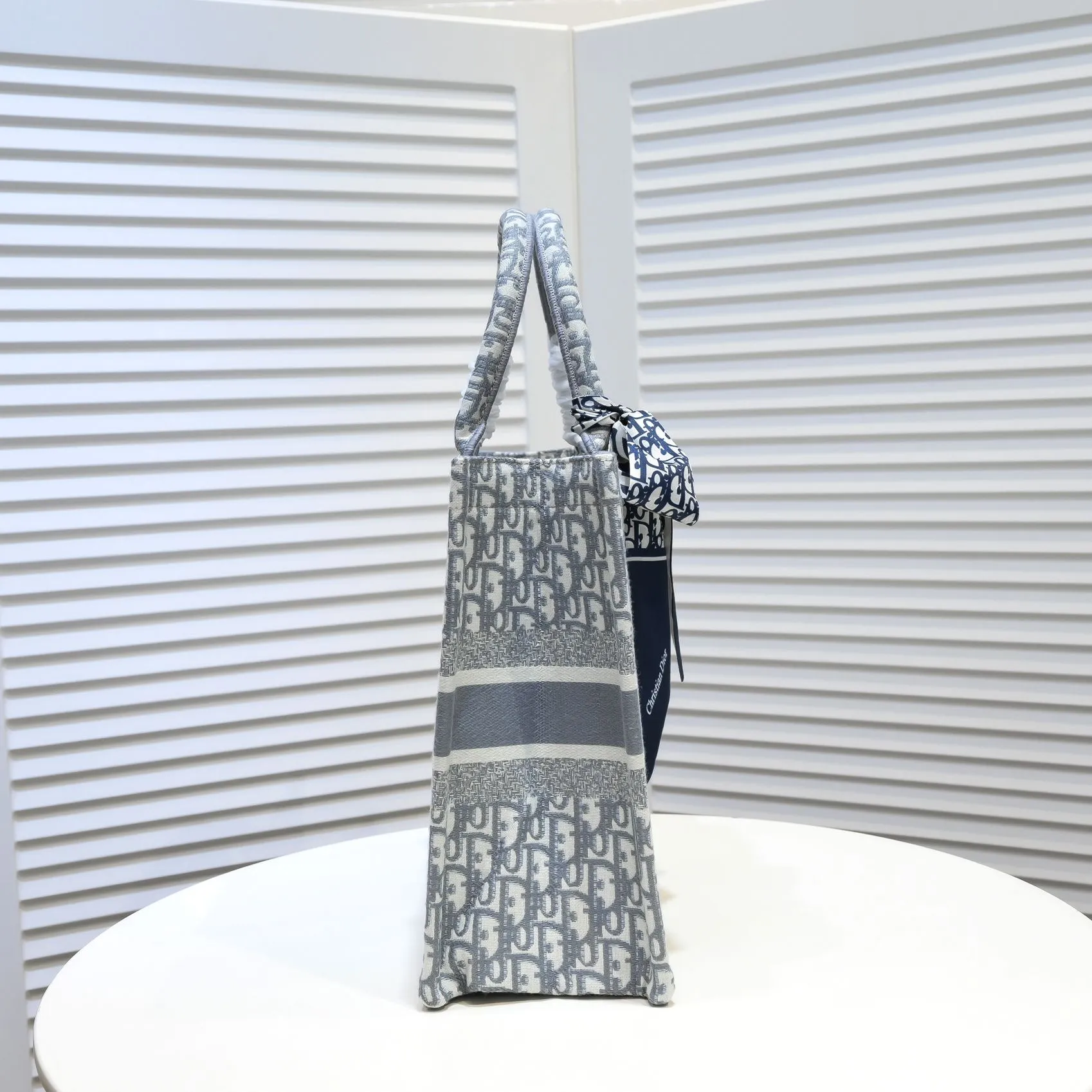 💰340￥Small size with silk scarf and overlock🔜Dior new shopping bag at Dior counter! Counters are updated simultaneously! Limited edition of the same style as the stars! Super stylish! Imported fabric👍high-end quality! Model: 8034 Size: 36*27*16cm