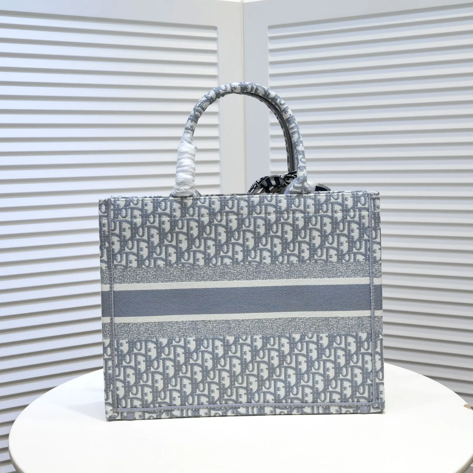 💰340￥Small size with silk scarf and overlock🔜Dior new shopping bag at Dior counter! Counters are updated simultaneously! Limited edition of the same style as the stars! Super stylish! Imported fabric👍high-end quality! Model: 8034 Size: 36*27*16cm