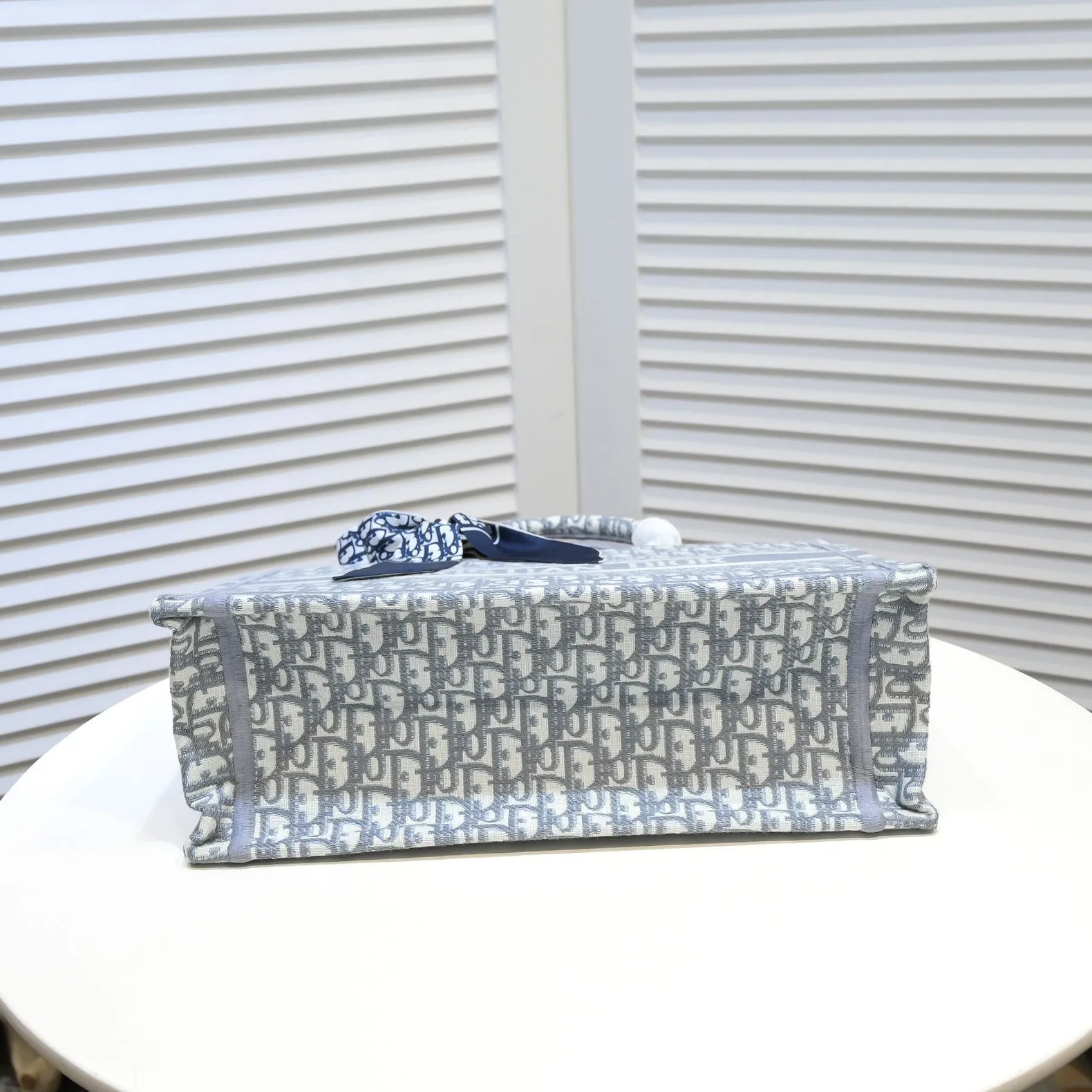 💰340￥Small size with silk scarf and overlock🔜Dior new shopping bag at Dior counter! Counters are updated simultaneously! Limited edition of the same style as the stars! Super stylish! Imported fabric👍high-end quality! Model: 8034 Size: 36*27*16cm