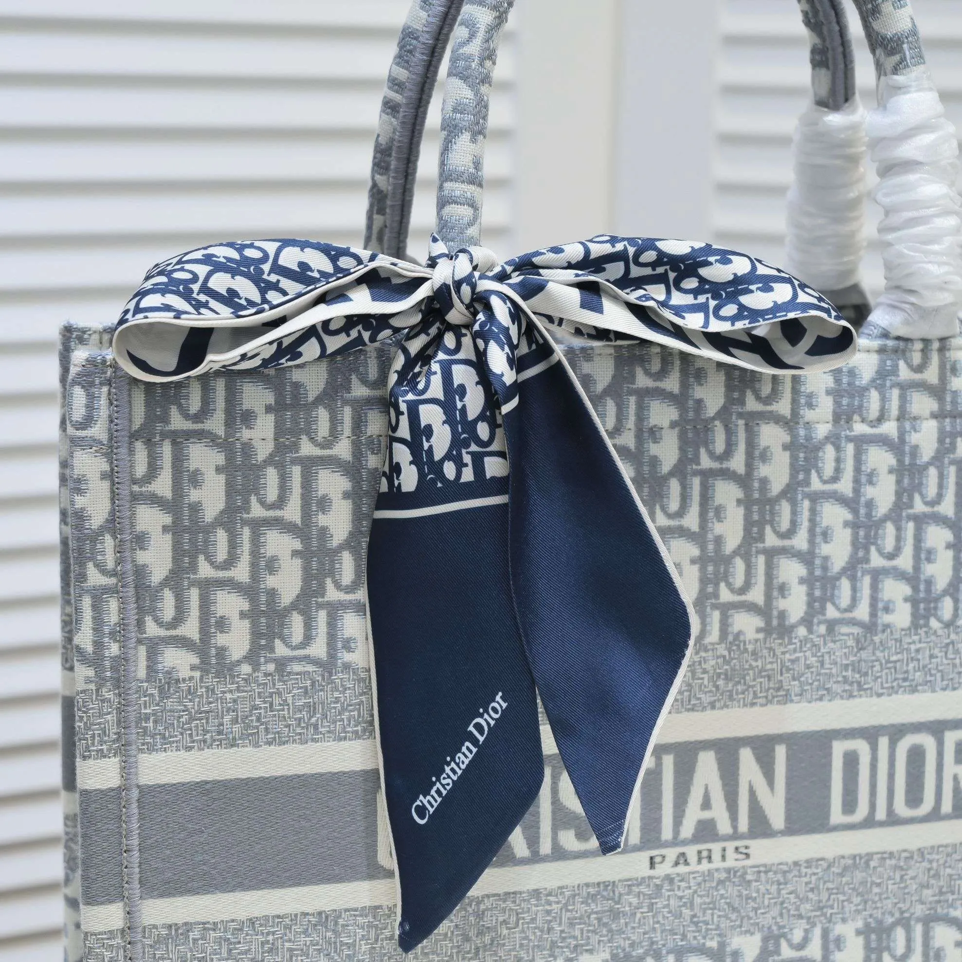 💰340￥Small size with silk scarf and overlock🔜Dior new shopping bag at Dior counter! Counters are updated simultaneously! Limited edition of the same style as the stars! Super stylish! Imported fabric👍high-end quality! Model: 8034 Size: 36*27*16cm