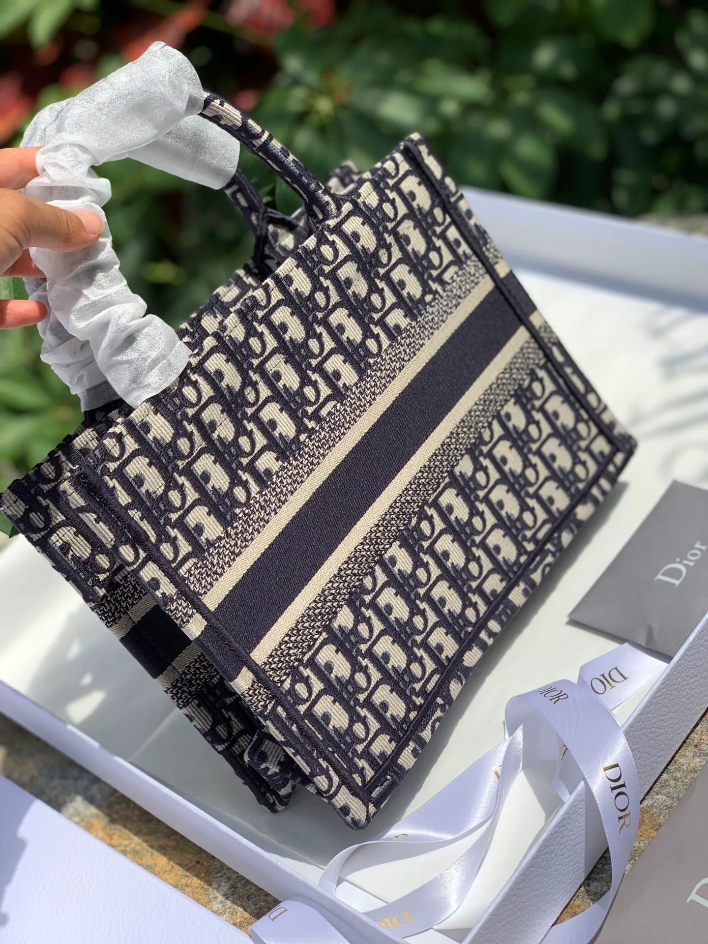 Top upgraded version 💰1400 Size 26.5 x 21 x 14 CM From fabric to craftsmanship, 100% pure channel! When it comes to tote, it has to be represented by it. D’s classic embroidered letter tote bag is a popular one all over the world! Today, the new 26CM small size will be more suitable for petite girls! Casual yet elegant! High-end and stylish! It is a pure and genuine source of purchasing goods. It is obvious that a new bag should be listed on the "social graph", so we will use the most authentic real-life photos to express its beauty! Regarding how "trendy" it is, the fashionable V-number has already publicized it. I just want to explain how "good" it is!