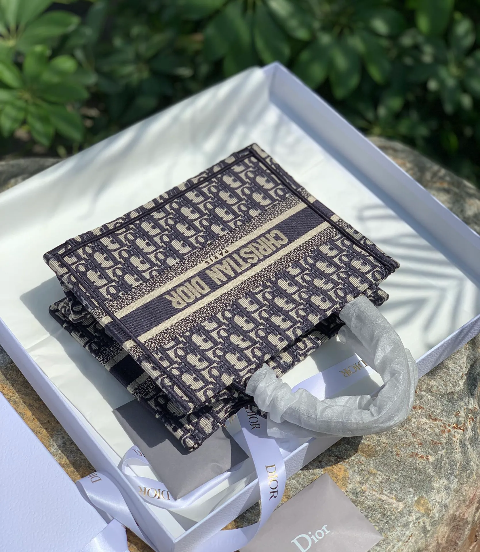 Top upgraded version 💰1400 Size 26.5 x 21 x 14 CM From fabric to craftsmanship, 100% pure channel! When it comes to tote, it has to be represented by it. D’s classic embroidered letter tote bag is a popular one all over the world! Today, the new 26CM small size will be more suitable for petite girls! Casual yet elegant! High-end and stylish! It is a pure and genuine source of purchasing goods. It is obvious that a new bag should be listed on the "social graph", so we will use the most authentic real-life photos to express its beauty! Regarding how "trendy" it is, the fashionable V-number has already publicized it. I just want to explain how "good" it is!