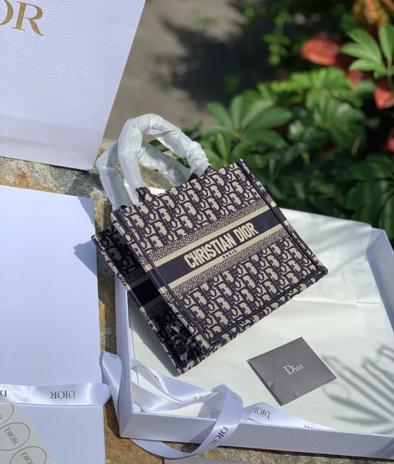 Top upgraded version 💰1400 Size 26.5 x 21 x 14 CM From fabric to craftsmanship, 100% pure channel! When it comes to tote, it has to be represented by it. D’s classic embroidered letter tote bag is a popular one all over the world! Today, the new 26CM small size will be more suitable for petite girls! Casual yet elegant! High-end and stylish! It is a pure and genuine source of purchasing goods. It is obvious that a new bag should be listed on the "social graph", so we will use the most authentic real-life photos to express its beauty! Regarding how "trendy" it is, the fashionable V-number has already publicized it. I just want to explain how "good" it is!