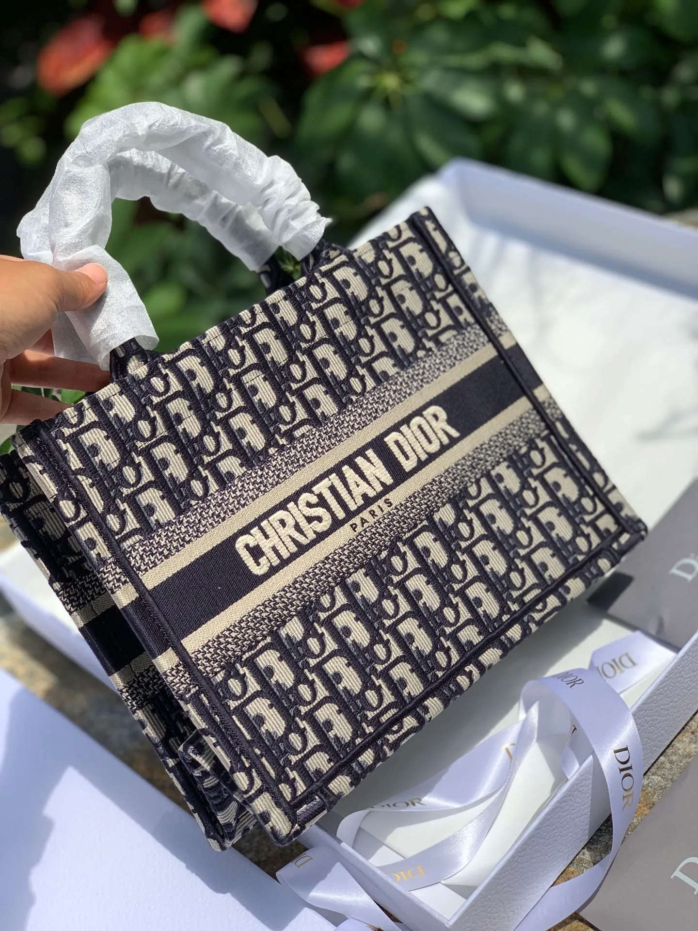 Top upgraded version 💰1400 Size 26.5 x 21 x 14 CM From fabric to craftsmanship, 100% pure channel! When it comes to tote, it has to be represented by it. D’s classic embroidered letter tote bag is a popular one all over the world! Today, the new 26CM small size will be more suitable for petite girls! Casual yet elegant! High-end and stylish! It is a pure and genuine source of purchasing goods. It is obvious that a new bag should be listed on the "social graph", so we will use the most authentic real-life photos to express its beauty! Regarding how "trendy" it is, the fashionable V-number has already publicized it. I just want to explain how "good" it is!