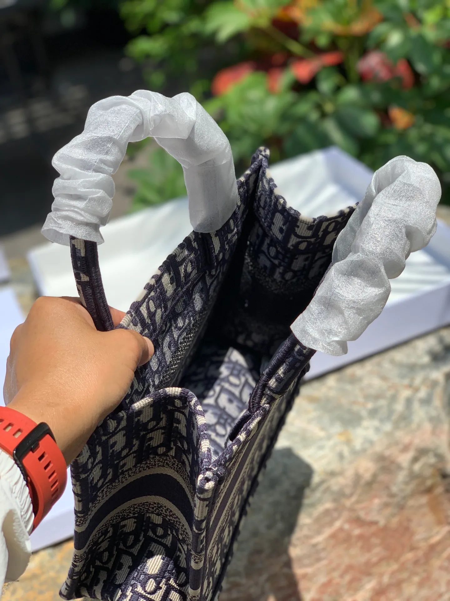 Top upgraded version 💰1400 Size 26.5 x 21 x 14 CM From fabric to craftsmanship, 100% pure channel! When it comes to tote, it has to be represented by it. D’s classic embroidered letter tote bag is a popular one all over the world! Today, the new 26CM small size will be more suitable for petite girls! Casual yet elegant! High-end and stylish! It is a pure and genuine source of purchasing goods. It is obvious that a new bag should be listed on the "social graph", so we will use the most authentic real-life photos to express its beauty! Regarding how "trendy" it is, the fashionable V-number has already publicized it. I just want to explain how "good" it is!