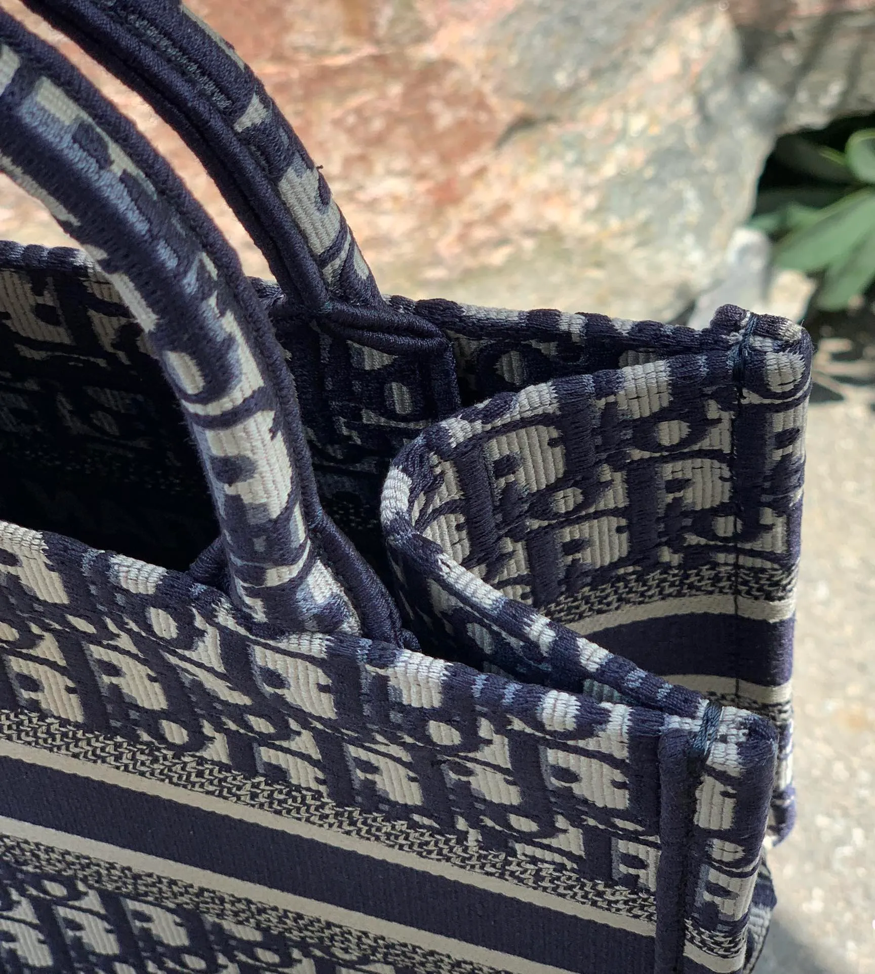 Top upgraded version 💰1400 Size 26.5 x 21 x 14 CM From fabric to craftsmanship, 100% pure channel! When it comes to tote, it has to be represented by it. D’s classic embroidered letter tote bag is a popular one all over the world! Today, the new 26CM small size will be more suitable for petite girls! Casual yet elegant! High-end and stylish! It is a pure and genuine source of purchasing goods. It is obvious that a new bag should be listed on the "social graph", so we will use the most authentic real-life photos to express its beauty! Regarding how "trendy" it is, the fashionable V-number has already publicized it. I just want to explain how "good" it is!
