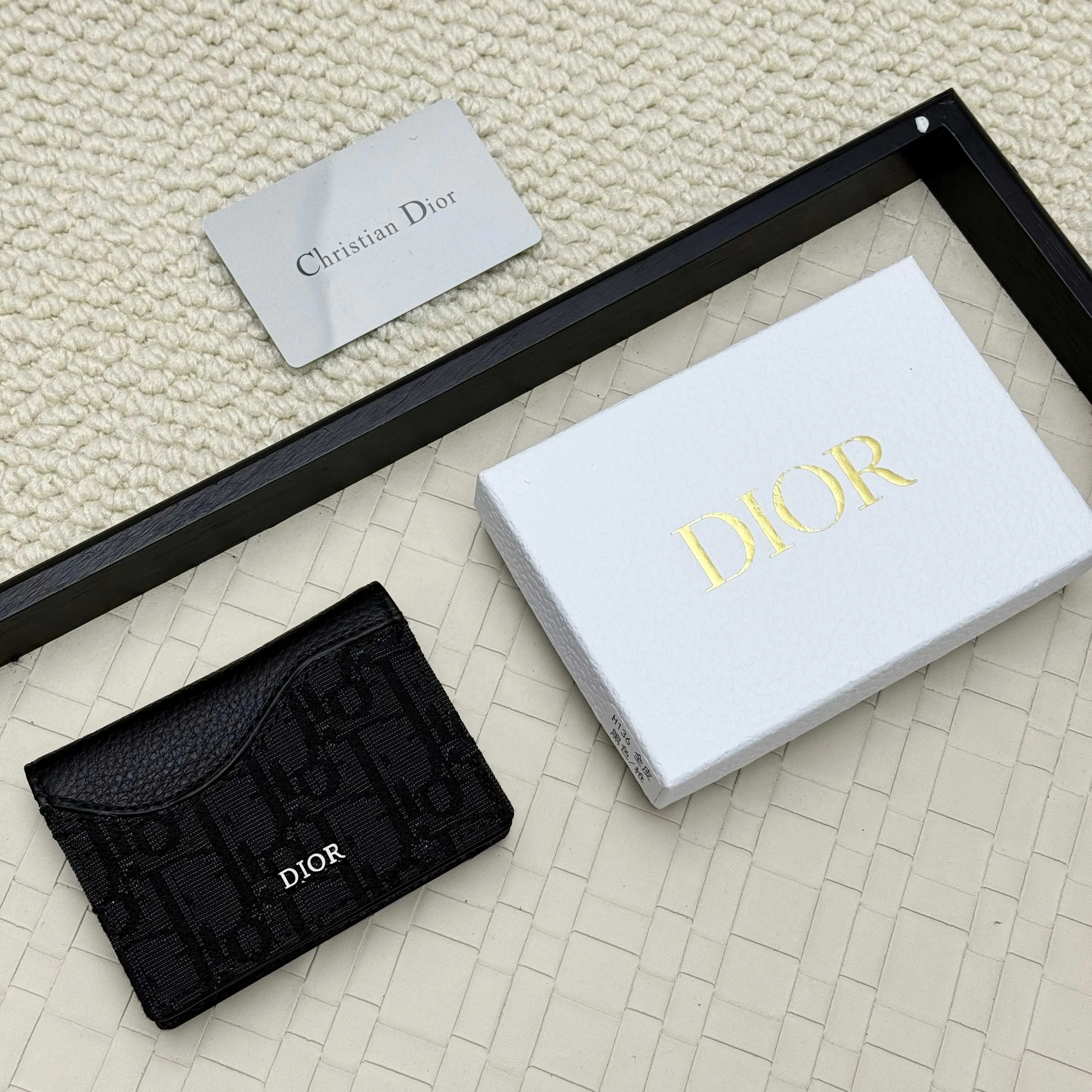 ￥120💰Business card holder is practical and exquisite👏🏻The interior is made of black smooth cowhide. Featuring an interior gusseted compartment with card slots, and a flip-top lid with two card slots. "DIOR" logo on the front and interior. No.: 136 Size: 10*6.8*2cm