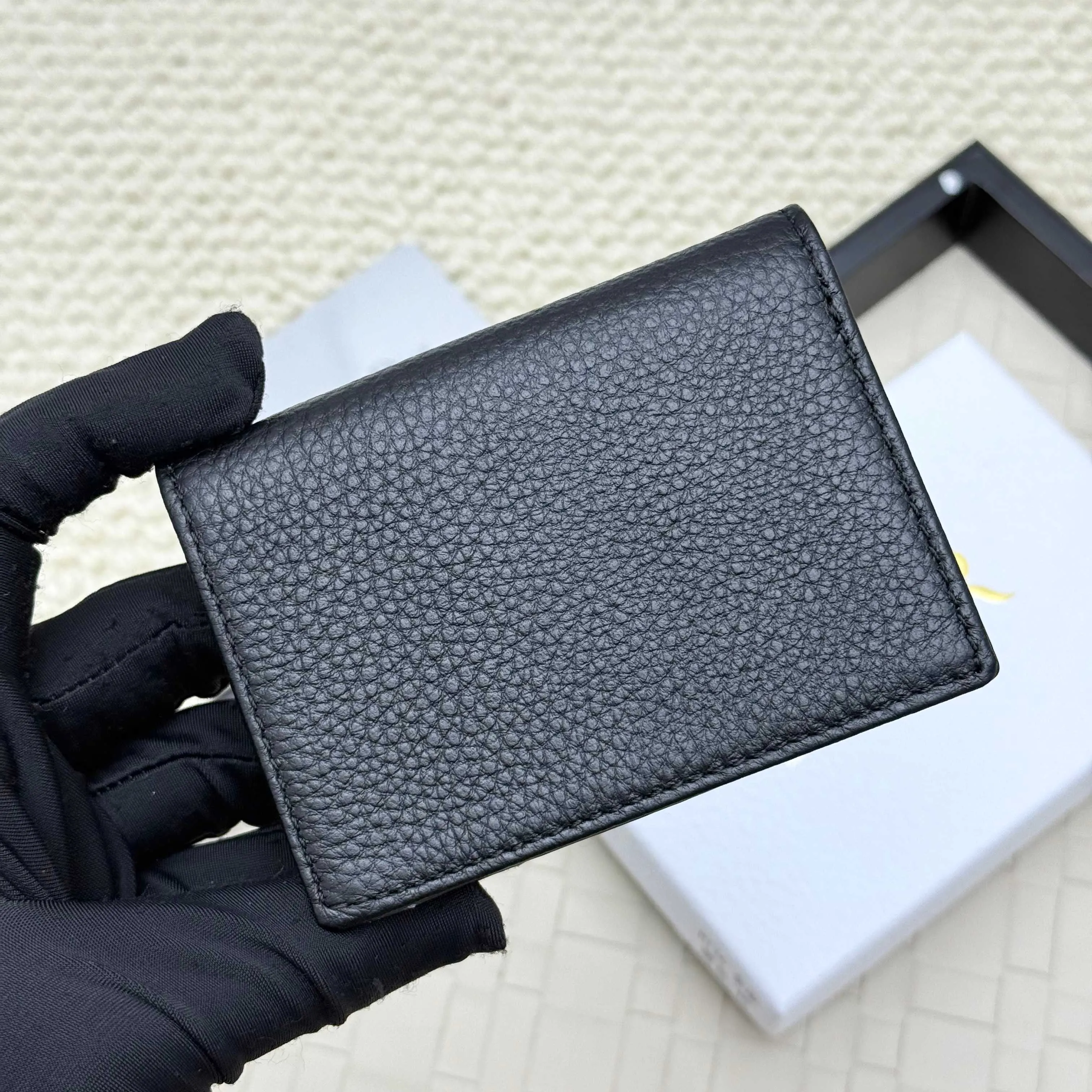 ￥120💰Business card holder is practical and exquisite👏🏻The interior is made of black smooth cowhide. Featuring an interior gusseted compartment with card slots, and a flip-top lid with two card slots. "DIOR" logo on the front and interior. No.: 136 Size: 10*6.8*2cm