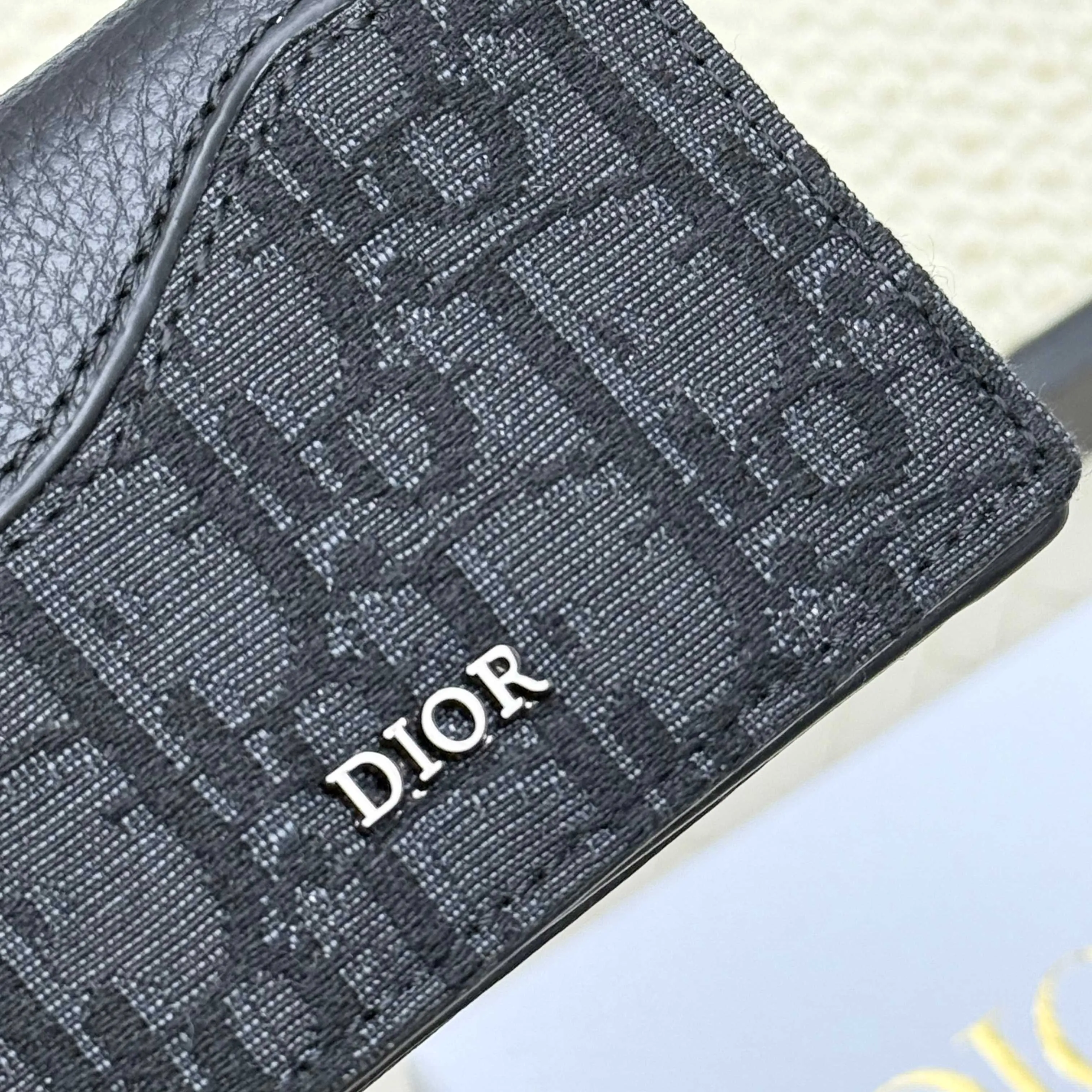 ￥120💰Business card holder is practical and exquisite👏🏻The interior is made of black smooth cowhide. Featuring an interior gusseted compartment with card slots, and a flip-top lid with two card slots. "DIOR" logo on the front and interior. No.: 136 Size: 10*6.8*2cm