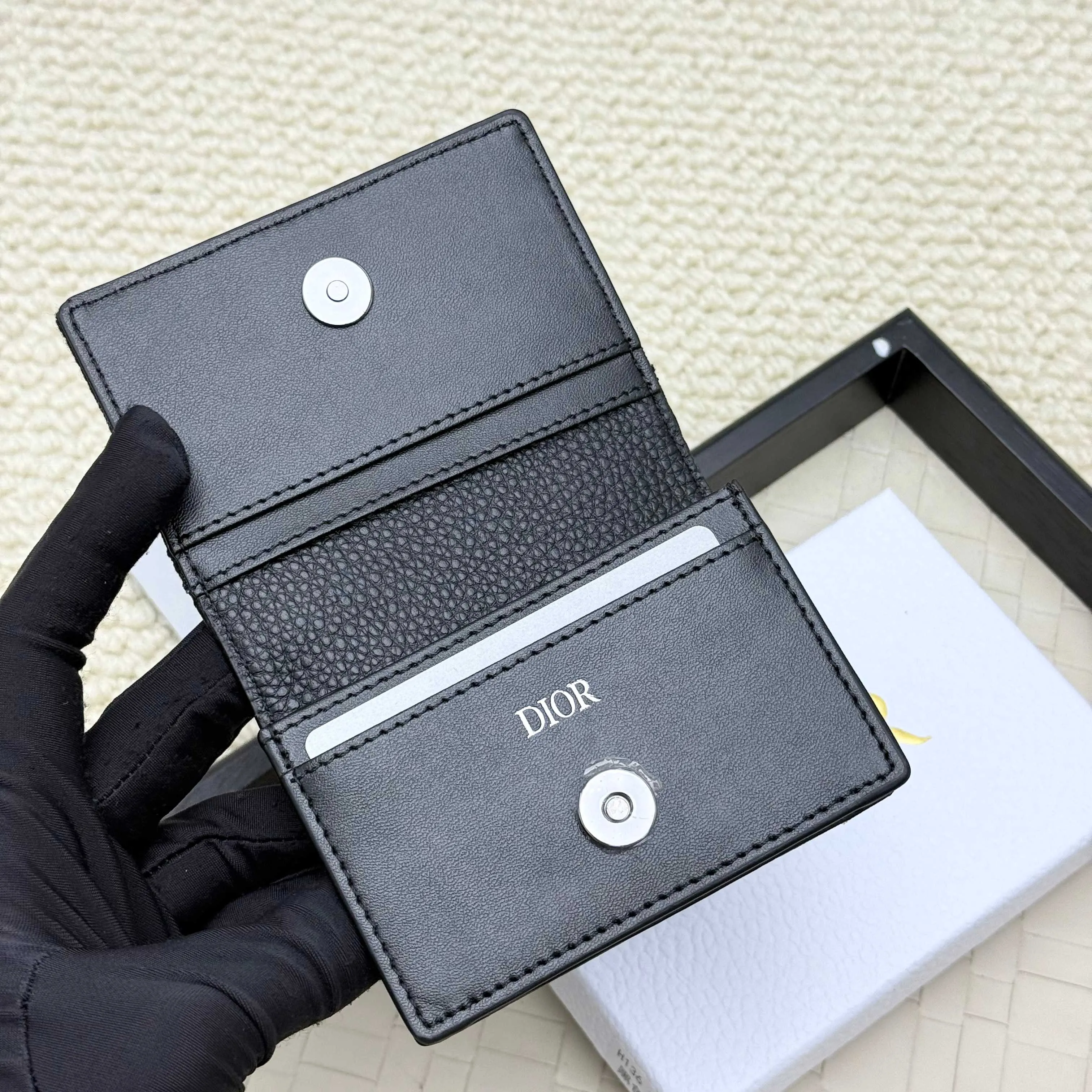 ￥120💰Business card holder is practical and exquisite👏🏻The interior is made of black smooth cowhide. Featuring an interior gusseted compartment with card slots, and a flip-top lid with two card slots. "DIOR" logo on the front and interior. No.: 136 Size: 10*6.8*2cm