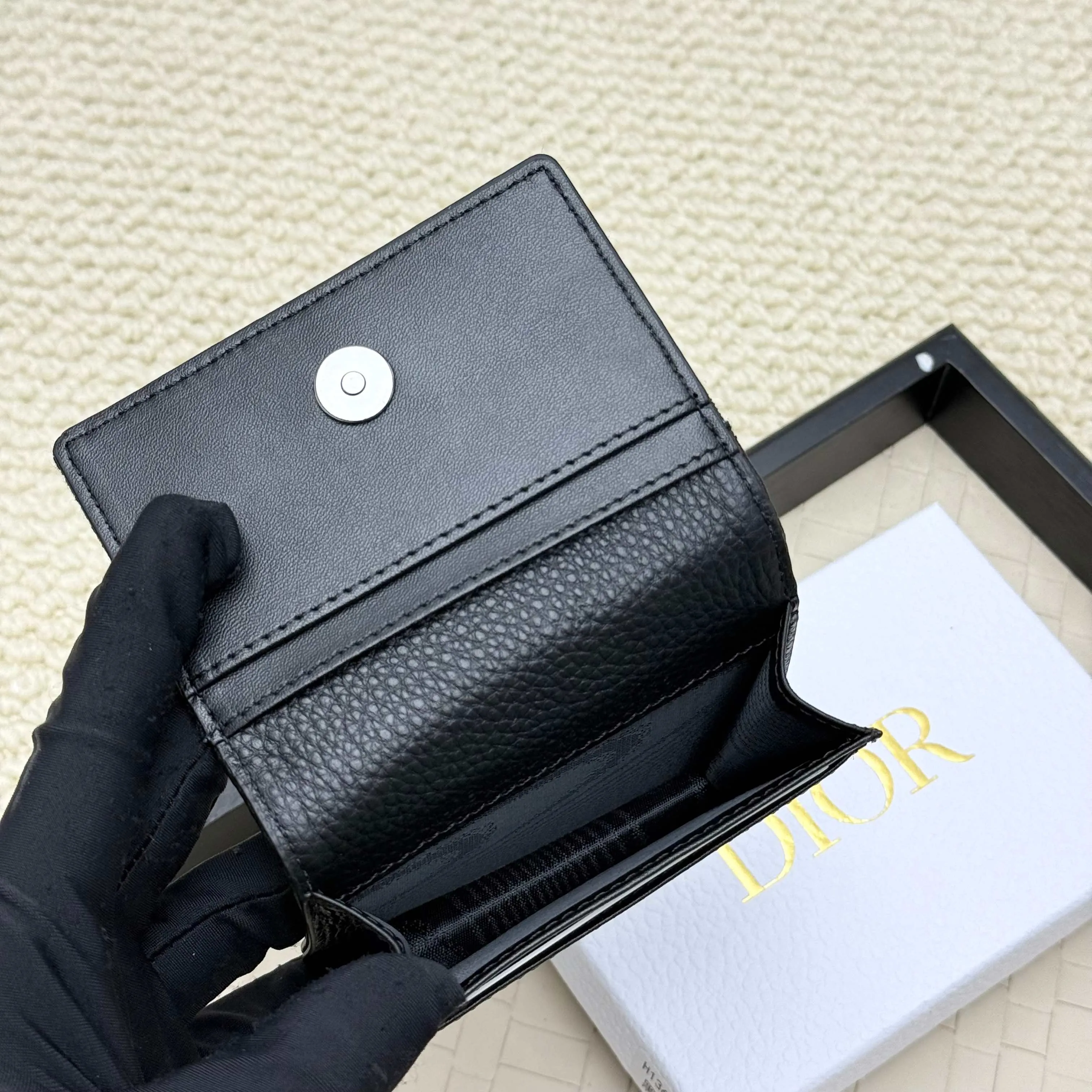 ￥120💰Business card holder is practical and exquisite👏🏻The interior is made of black smooth cowhide. Featuring an interior gusseted compartment with card slots, and a flip-top lid with two card slots. "DIOR" logo on the front and interior. No.: 136 Size: 10*6.8*2cm