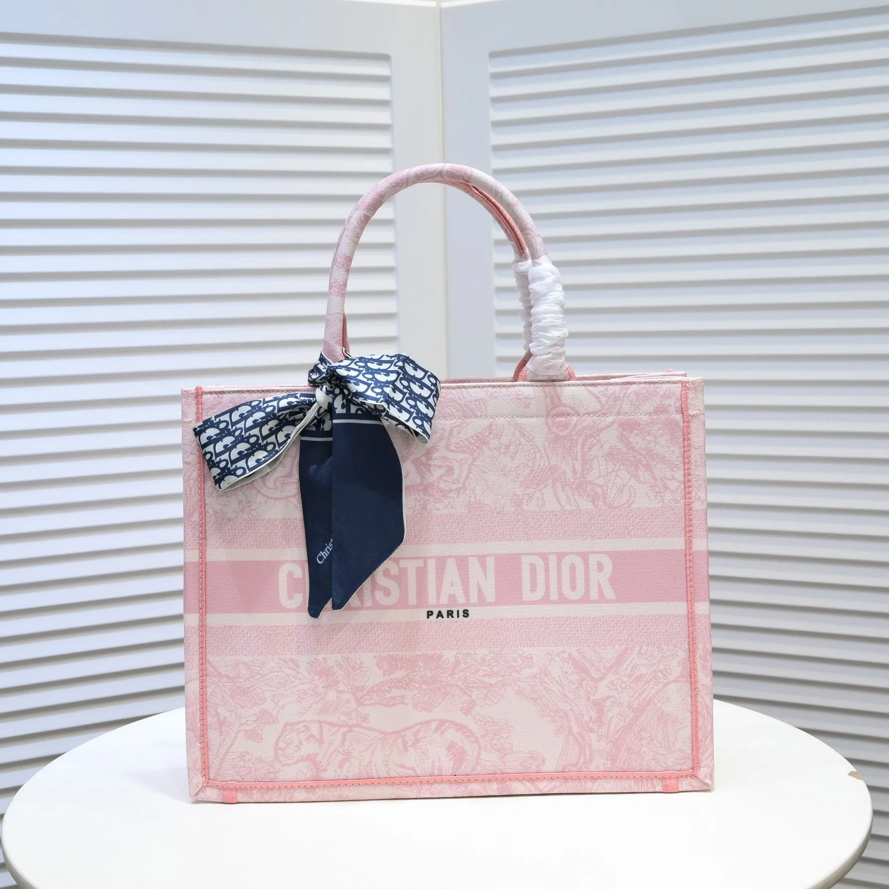 💰340￥Small size with silk scarf and overlock🔜Dior new shopping bag at Dior counter! Counters are updated simultaneously! Limited edition of the same style as the stars! Super stylish! Imported fabric👍high-end quality! Model: 8034 Size: 36*27*16cm