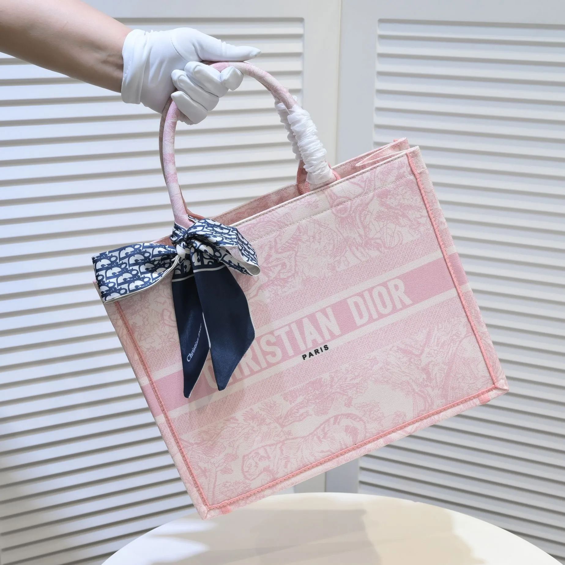 💰340￥Small size with silk scarf and overlock🔜Dior new shopping bag at Dior counter! Counters are updated simultaneously! Limited edition of the same style as the stars! Super stylish! Imported fabric👍high-end quality! Model: 8034 Size: 36*27*16cm