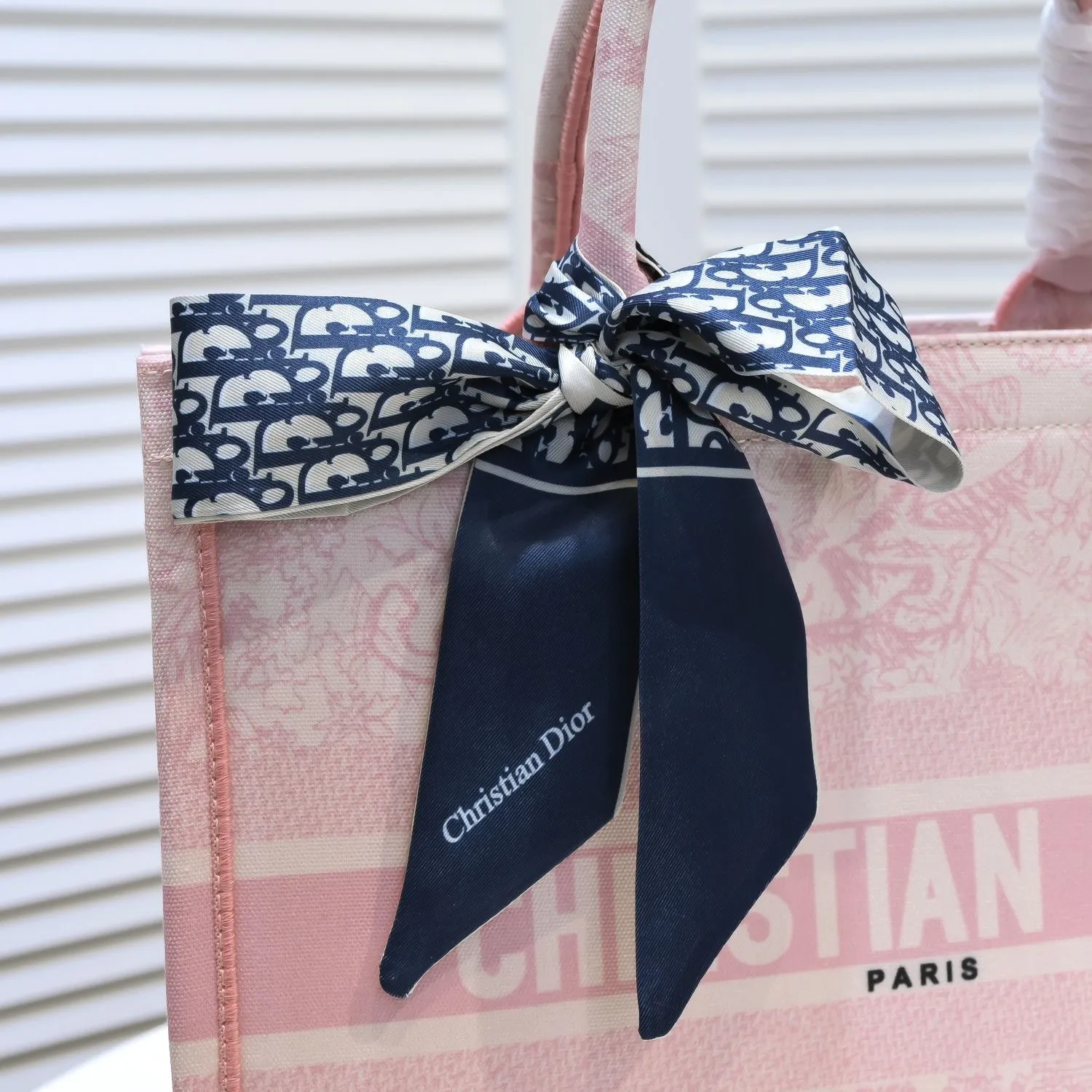 💰340￥Small size with silk scarf and overlock🔜Dior new shopping bag at Dior counter! Counters are updated simultaneously! Limited edition of the same style as the stars! Super stylish! Imported fabric👍high-end quality! Model: 8034 Size: 36*27*16cm