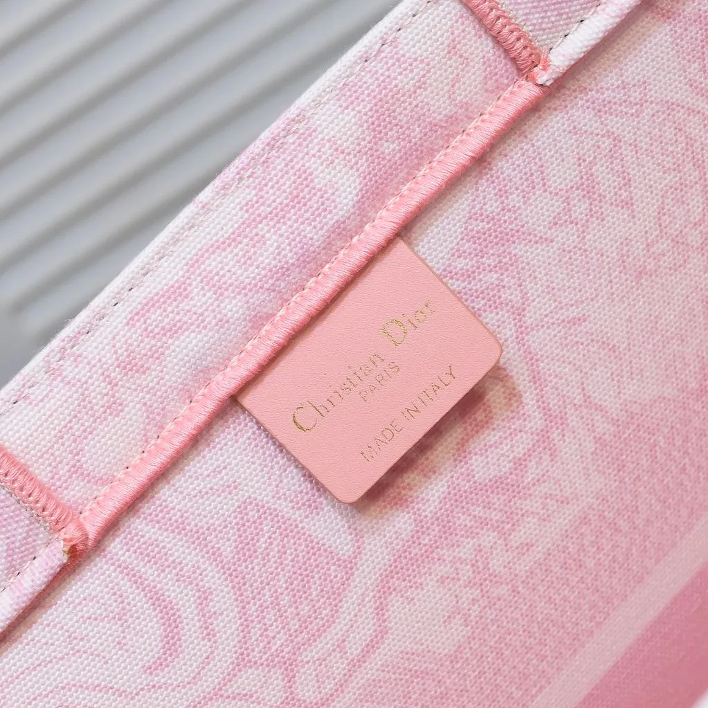 💰340￥Small size with silk scarf and overlock🔜Dior new shopping bag at Dior counter! Counters are updated simultaneously! Limited edition of the same style as the stars! Super stylish! Imported fabric👍high-end quality! Model: 8034 Size: 36*27*16cm