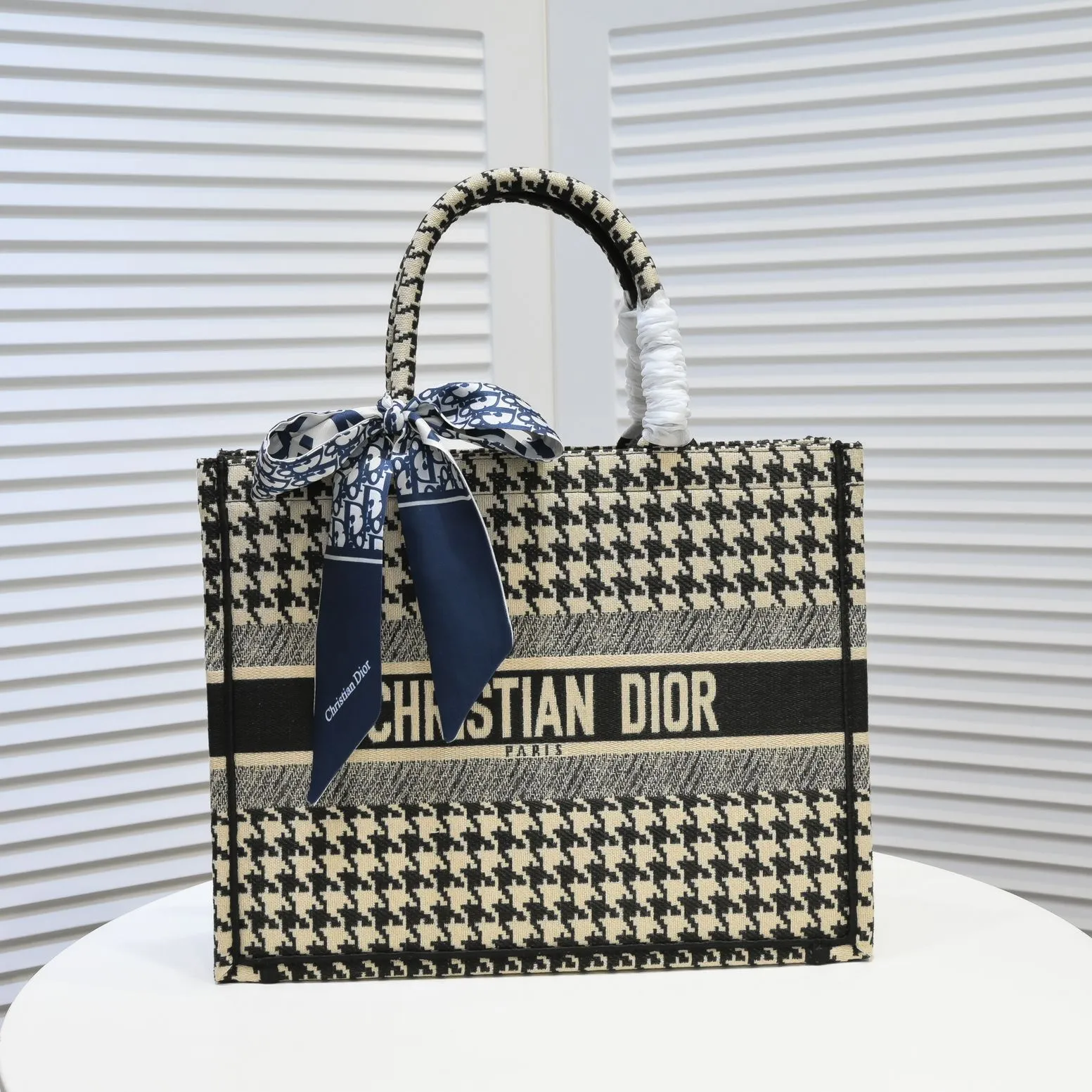 💰420￥Original single cloth with small silk scarf and overlock🔜Dior new shopping bag at Dior counter! Counters are updated simultaneously! Limited edition of the same style as the stars! Super stylish! Imported fabric👍high-end quality! Model: 8034 Size: 36*27*16cm