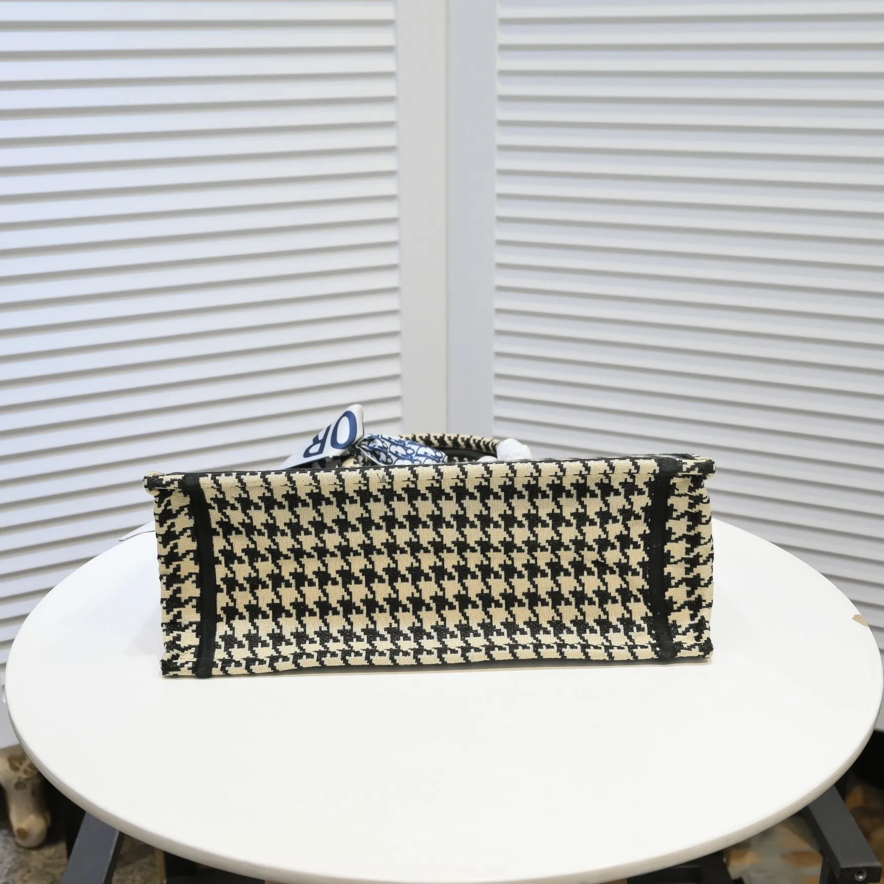 💰420￥Original single cloth with small silk scarf and overlock🔜Dior new shopping bag at Dior counter! Counters are updated simultaneously! Limited edition of the same style as the stars! Super stylish! Imported fabric👍high-end quality! Model: 8034 Size: 36*27*16cm