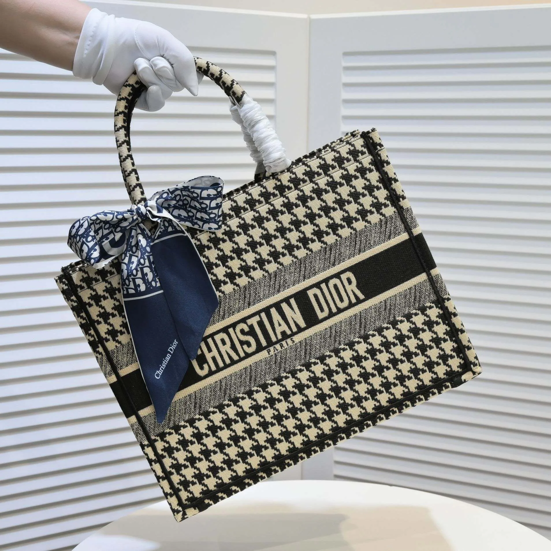 💰420￥Original single cloth with small silk scarf and overlock🔜Dior new shopping bag at Dior counter! Counters are updated simultaneously! Limited edition of the same style as the stars! Super stylish! Imported fabric👍high-end quality! Model: 8034 Size: 36*27*16cm