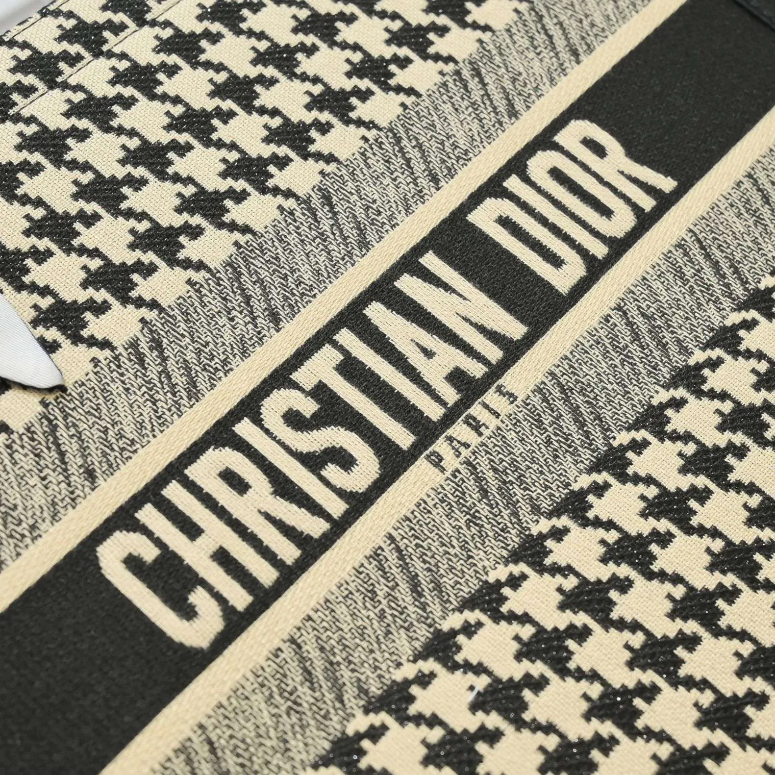 💰420￥Original single cloth with small silk scarf and overlock🔜Dior new shopping bag at Dior counter! Counters are updated simultaneously! Limited edition of the same style as the stars! Super stylish! Imported fabric👍high-end quality! Model: 8034 Size: 36*27*16cm