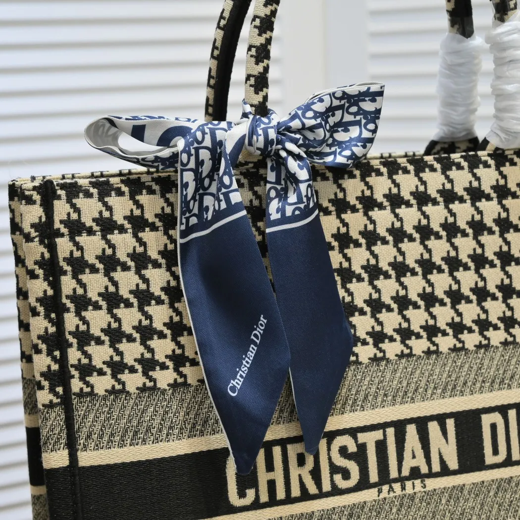 💰420￥Original single cloth with small silk scarf and overlock🔜Dior new shopping bag at Dior counter! Counters are updated simultaneously! Limited edition of the same style as the stars! Super stylish! Imported fabric👍high-end quality! Model: 8034 Size: 36*27*16cm