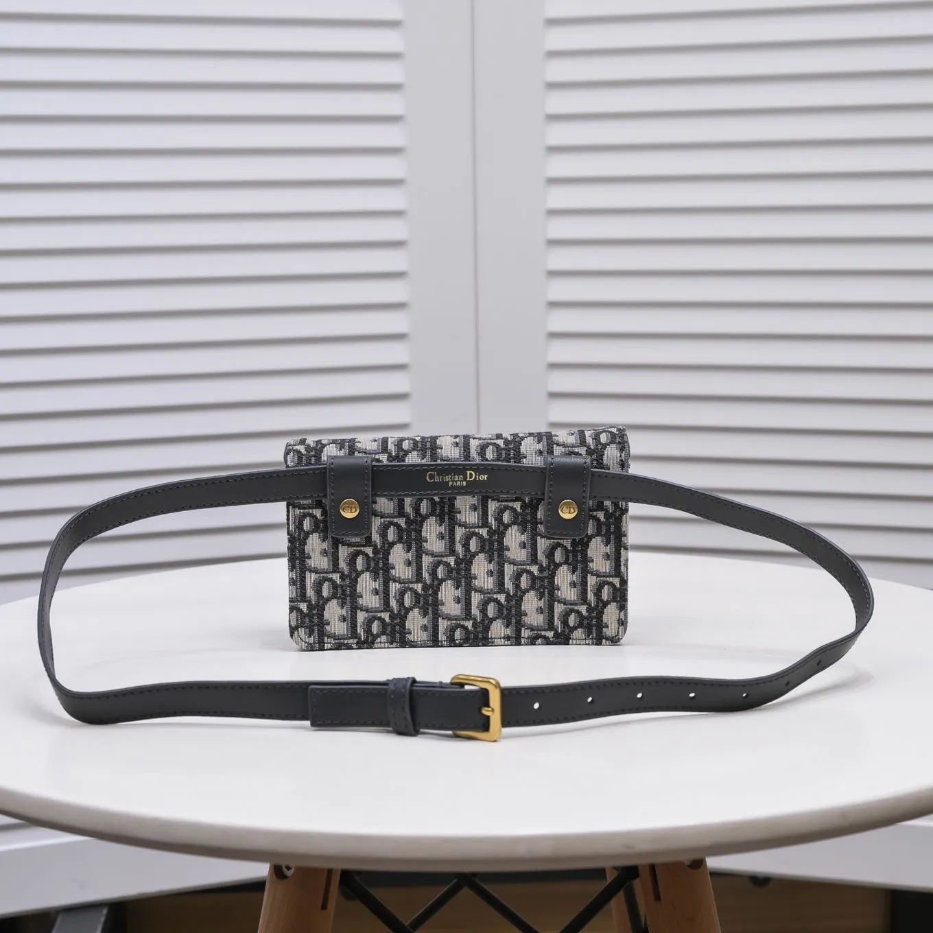 💰320￥With box 🔥️Saddle Dior oblique waist bag The new Oblique canvas fireworks saddle waist bag embodies exquisite craftsmanship. The Dior leather workshop in Italy is carefully crafted♥️It perfectly combines the charming Oblique pattern with the classic 🐎 saddle, giving it a versatile character😜Every production is a perfect reflection of excellent craftsmanship👉With retro gold metal! Detachable waist belt! Transform into hand bag in seconds and chest bag Size: 17 10 3 ♥️Model 9901❤️
