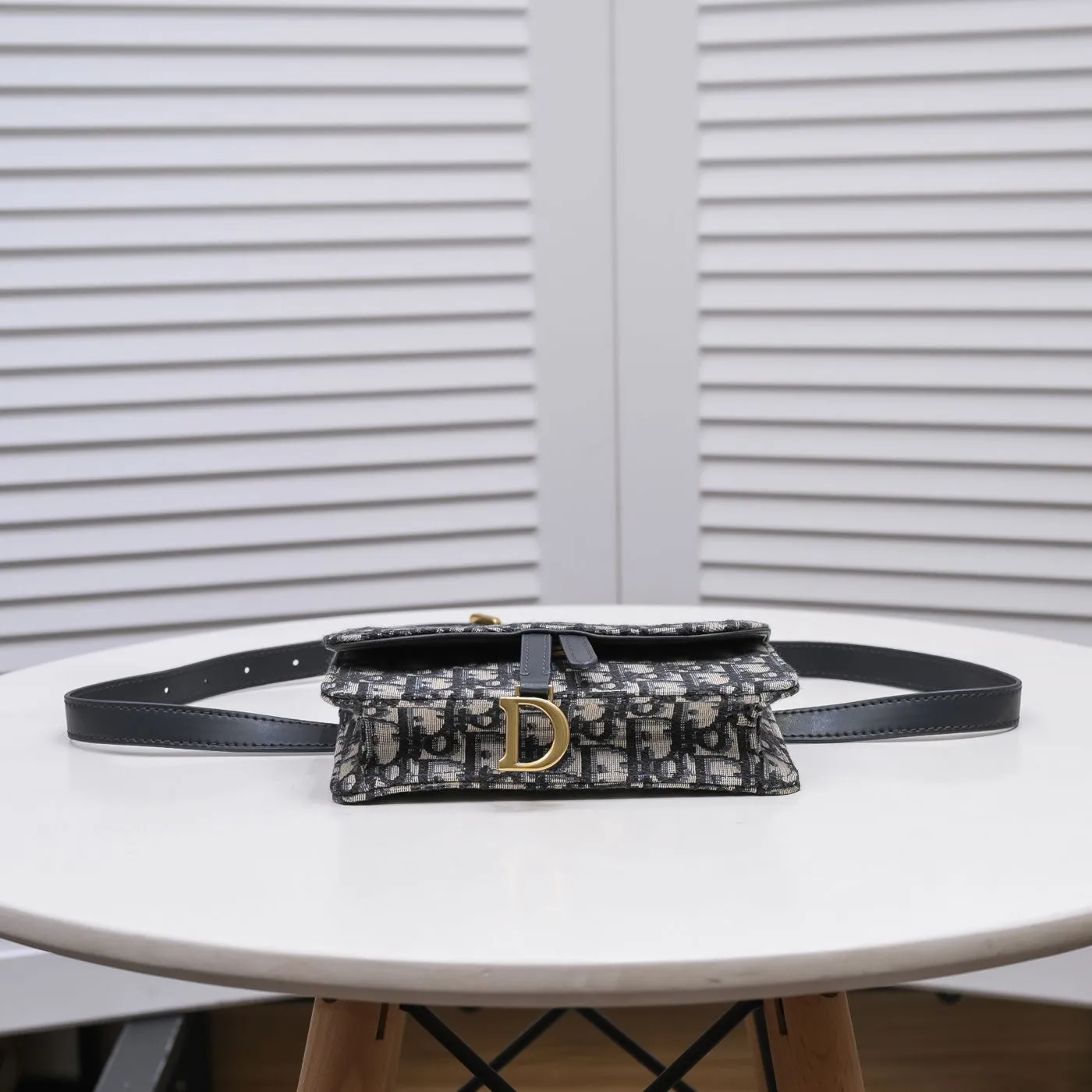 💰320￥With box 🔥️Saddle Dior oblique waist bag The new Oblique canvas fireworks saddle waist bag embodies exquisite craftsmanship. The Dior leather workshop in Italy is carefully crafted♥️It perfectly combines the charming Oblique pattern with the classic 🐎 saddle, giving it a versatile character😜Every production is a perfect reflection of excellent craftsmanship👉With retro gold metal! Detachable waist belt! Transform into hand bag in seconds and chest bag Size: 17 10 3 ♥️Model 9901❤️