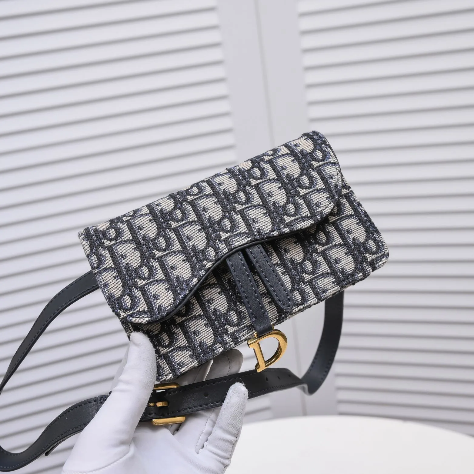 💰320￥With box 🔥️Saddle Dior oblique waist bag The new Oblique canvas fireworks saddle waist bag embodies exquisite craftsmanship. The Dior leather workshop in Italy is carefully crafted♥️It perfectly combines the charming Oblique pattern with the classic 🐎 saddle, giving it a versatile character😜Every production is a perfect reflection of excellent craftsmanship👉With retro gold metal! Detachable waist belt! Transform into hand bag in seconds and chest bag Size: 17 10 3 ♥️Model 9901❤️