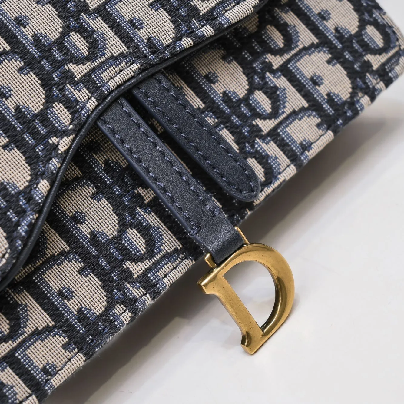 💰320￥With box 🔥️Saddle Dior oblique waist bag The new Oblique canvas fireworks saddle waist bag embodies exquisite craftsmanship. The Dior leather workshop in Italy is carefully crafted♥️It perfectly combines the charming Oblique pattern with the classic 🐎 saddle, giving it a versatile character😜Every production is a perfect reflection of excellent craftsmanship👉With retro gold metal! Detachable waist belt! Transform into hand bag in seconds and chest bag Size: 17 10 3 ♥️Model 9901❤️