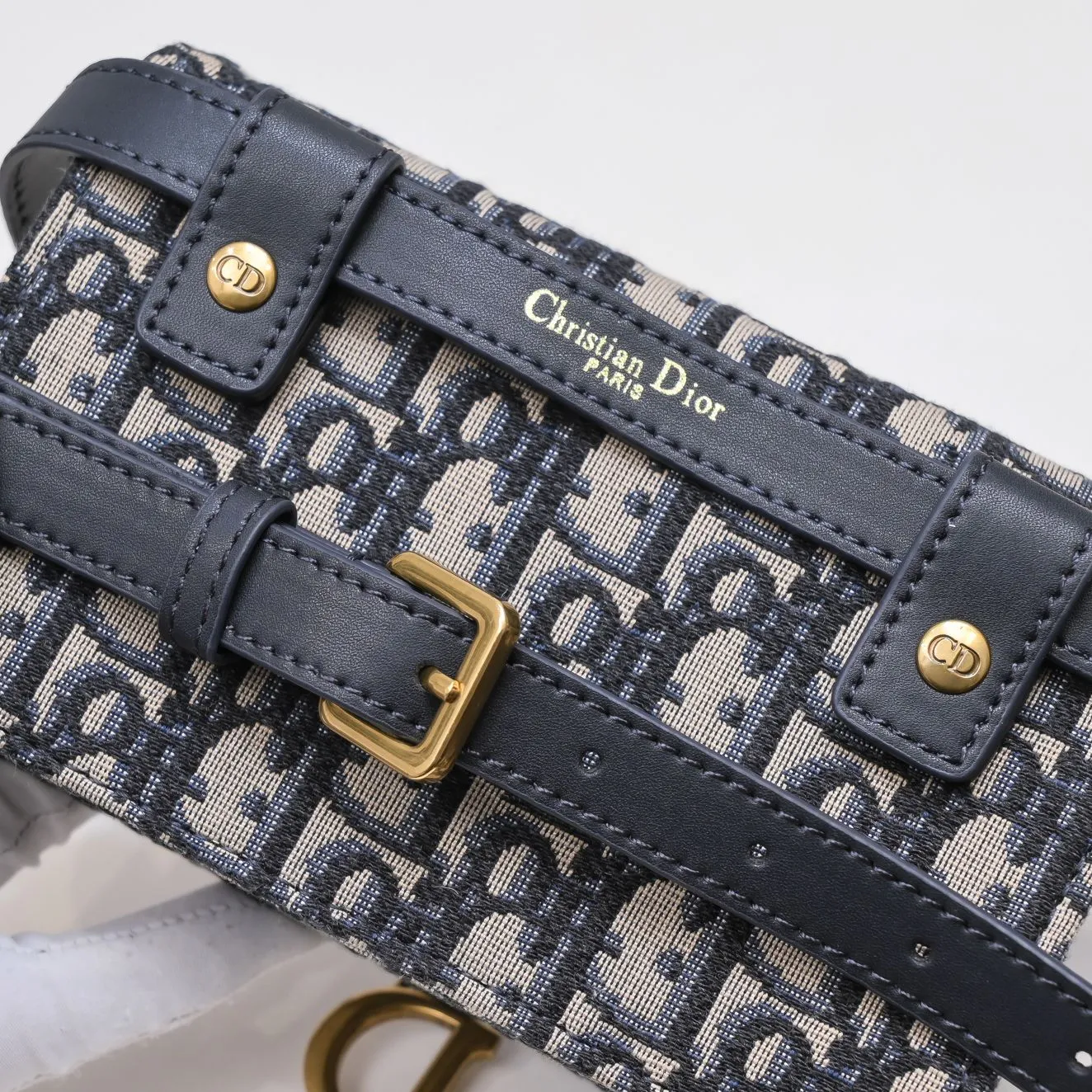 💰320￥With box 🔥️Saddle Dior oblique waist bag The new Oblique canvas fireworks saddle waist bag embodies exquisite craftsmanship. The Dior leather workshop in Italy is carefully crafted♥️It perfectly combines the charming Oblique pattern with the classic 🐎 saddle, giving it a versatile character😜Every production is a perfect reflection of excellent craftsmanship👉With retro gold metal! Detachable waist belt! Transform into hand bag in seconds and chest bag Size: 17 10 3 ♥️Model 9901❤️