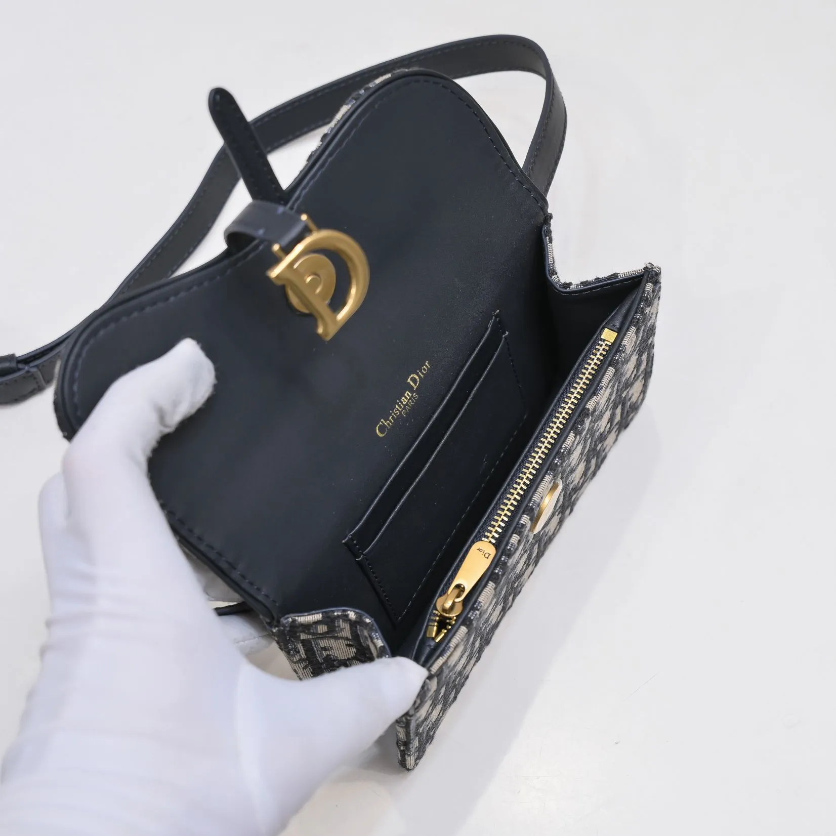 💰320￥With box 🔥️Saddle Dior oblique waist bag The new Oblique canvas fireworks saddle waist bag embodies exquisite craftsmanship. The Dior leather workshop in Italy is carefully crafted♥️It perfectly combines the charming Oblique pattern with the classic 🐎 saddle, giving it a versatile character😜Every production is a perfect reflection of excellent craftsmanship👉With retro gold metal! Detachable waist belt! Transform into hand bag in seconds and chest bag Size: 17 10 3 ♥️Model 9901❤️