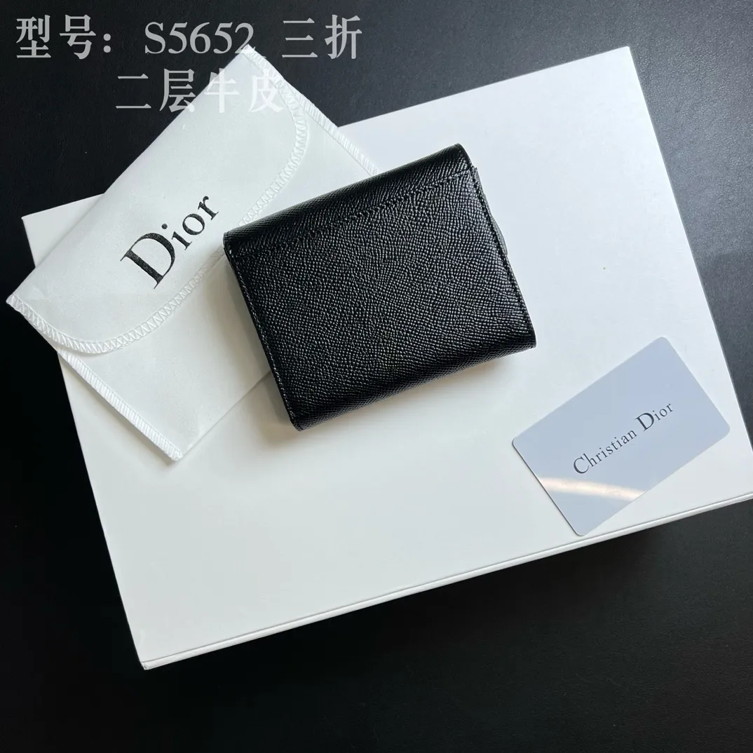 💰170 💎Top quality 🇫🇷 DIOR Dior tri-fold wallet ❤️ 💌 Two-layer calfskin, non-transferable‼ ️ The Saddle Lotus Oblique Print Wallet embodies the signature style of this collection. Crafted from the new Oblique print fabric, it features a signature asymmetric flap and antique gold-finish metal stirrup 'D' charm. This classic accessory holds a variety of daily essentials and fits easily into a variety of handbags. Front stirrup "D" charm 4 card slots 2 patch pockets 1 cash compartment 1 zip pocket Dimensions: 10 x 9 x 2.5 cm Style number: S5652CTZQ-M928
