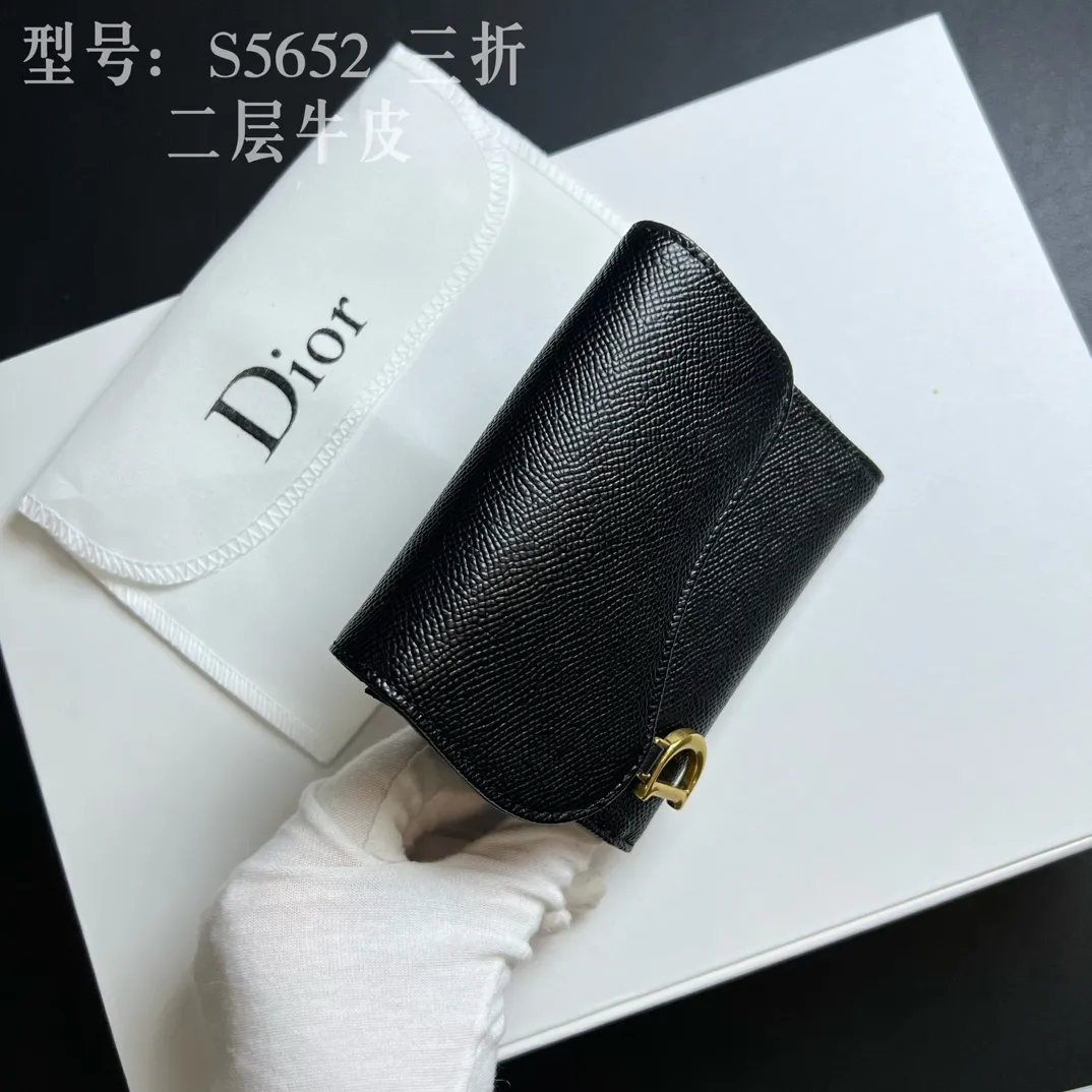 💰170 💎Top quality 🇫🇷 DIOR Dior tri-fold wallet ❤️ 💌 Two-layer calfskin, non-transferable‼ ️ The Saddle Lotus Oblique Print Wallet embodies the signature style of this collection. Crafted from the new Oblique print fabric, it features a signature asymmetric flap and antique gold-finish metal stirrup 'D' charm. This classic accessory holds a variety of daily essentials and fits easily into a variety of handbags. Front stirrup "D" charm 4 card slots 2 patch pockets 1 cash compartment 1 zip pocket Dimensions: 10 x 9 x 2.5 cm Style number: S5652CTZQ-M928
