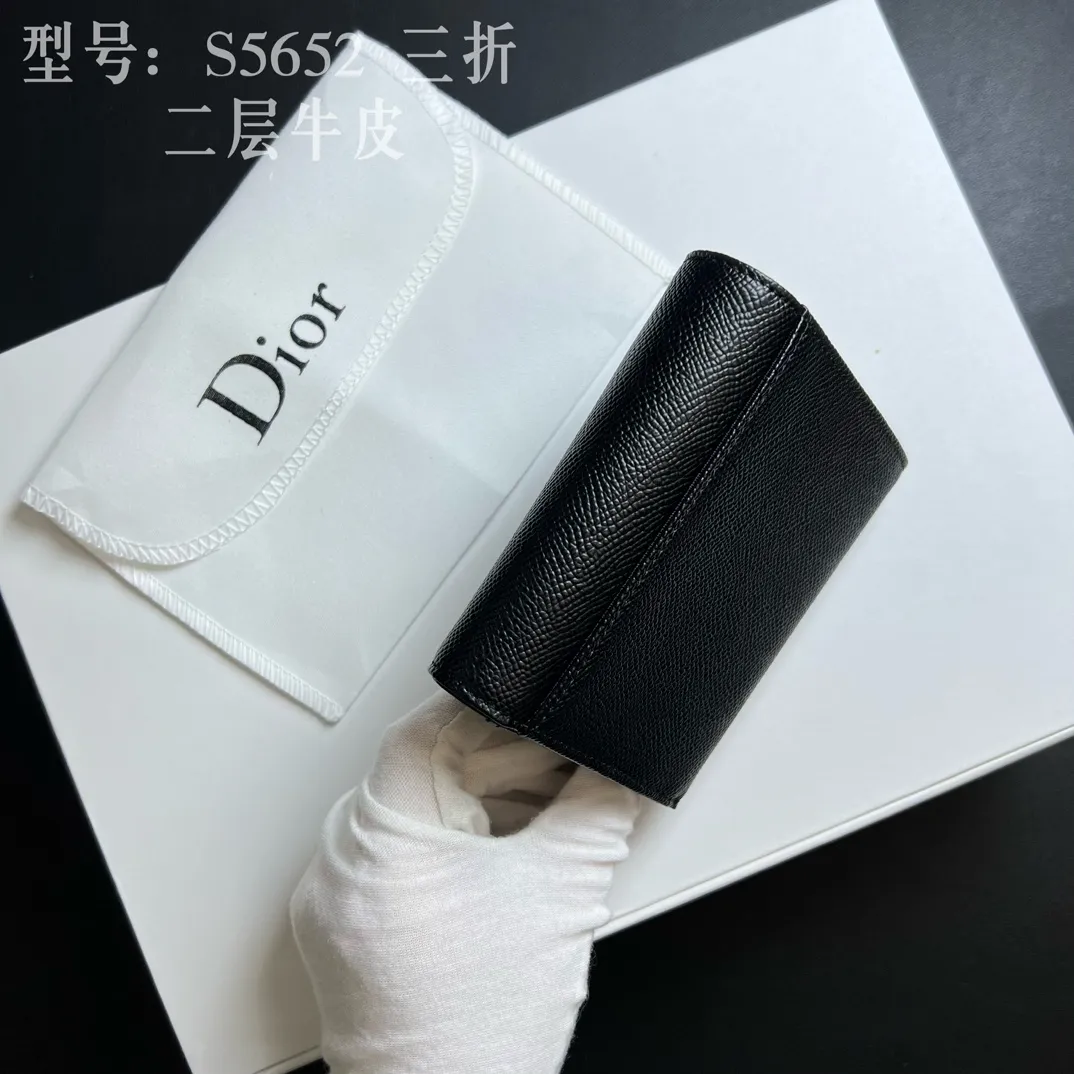 💰170 💎Top quality 🇫🇷 DIOR Dior tri-fold wallet ❤️ 💌 Two-layer calfskin, non-transferable‼ ️ The Saddle Lotus Oblique Print Wallet embodies the signature style of this collection. Crafted from the new Oblique print fabric, it features a signature asymmetric flap and antique gold-finish metal stirrup 'D' charm. This classic accessory holds a variety of daily essentials and fits easily into a variety of handbags. Front stirrup "D" charm 4 card slots 2 patch pockets 1 cash compartment 1 zip pocket Dimensions: 10 x 9 x 2.5 cm Style number: S5652CTZQ-M928