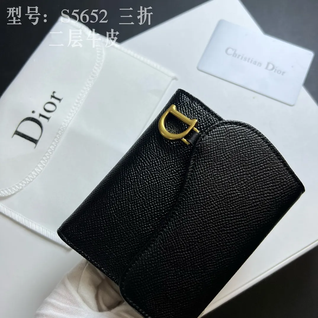💰170 💎Top quality 🇫🇷 DIOR Dior tri-fold wallet ❤️ 💌 Two-layer calfskin, non-transferable‼ ️ The Saddle Lotus Oblique Print Wallet embodies the signature style of this collection. Crafted from the new Oblique print fabric, it features a signature asymmetric flap and antique gold-finish metal stirrup 'D' charm. This classic accessory holds a variety of daily essentials and fits easily into a variety of handbags. Front stirrup "D" charm 4 card slots 2 patch pockets 1 cash compartment 1 zip pocket Dimensions: 10 x 9 x 2.5 cm Style number: S5652CTZQ-M928