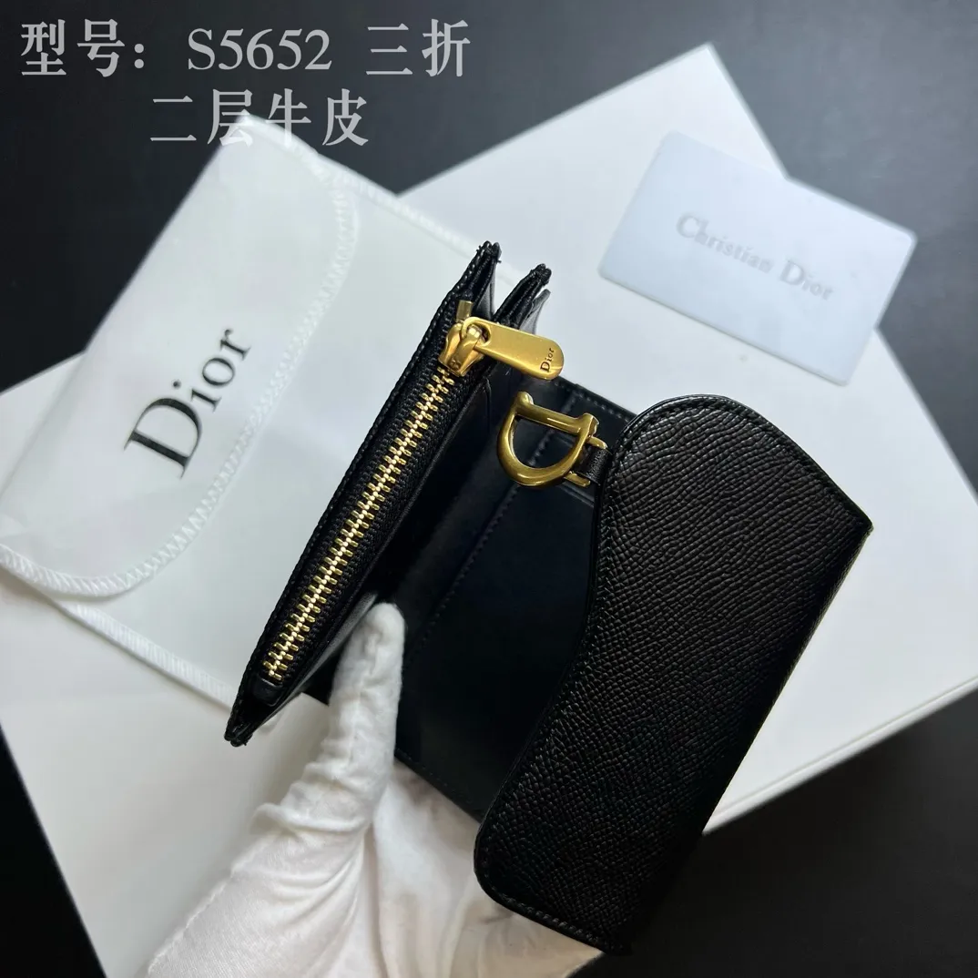 💰170 💎Top quality 🇫🇷 DIOR Dior tri-fold wallet ❤️ 💌 Two-layer calfskin, non-transferable‼ ️ The Saddle Lotus Oblique Print Wallet embodies the signature style of this collection. Crafted from the new Oblique print fabric, it features a signature asymmetric flap and antique gold-finish metal stirrup 'D' charm. This classic accessory holds a variety of daily essentials and fits easily into a variety of handbags. Front stirrup "D" charm 4 card slots 2 patch pockets 1 cash compartment 1 zip pocket Dimensions: 10 x 9 x 2.5 cm Style number: S5652CTZQ-M928
