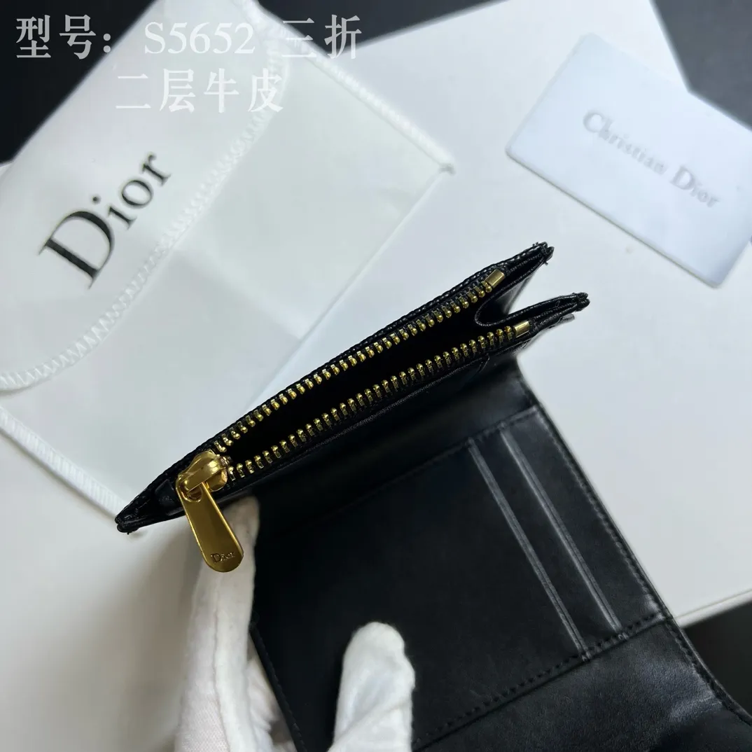 💰170 💎Top quality 🇫🇷 DIOR Dior tri-fold wallet ❤️ 💌 Two-layer calfskin, non-transferable‼ ️ The Saddle Lotus Oblique Print Wallet embodies the signature style of this collection. Crafted from the new Oblique print fabric, it features a signature asymmetric flap and antique gold-finish metal stirrup 'D' charm. This classic accessory holds a variety of daily essentials and fits easily into a variety of handbags. Front stirrup "D" charm 4 card slots 2 patch pockets 1 cash compartment 1 zip pocket Dimensions: 10 x 9 x 2.5 cm Style number: S5652CTZQ-M928