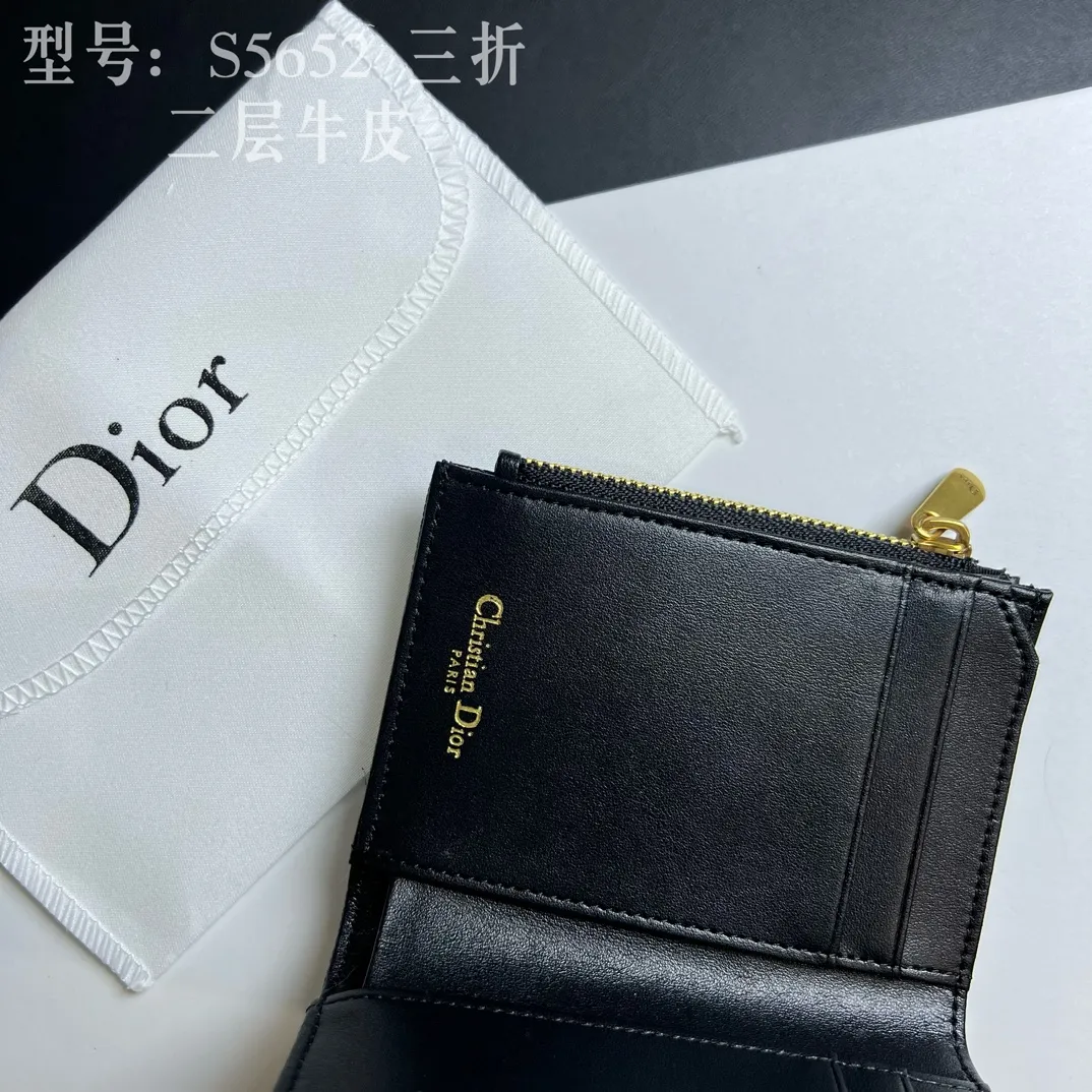 💰170 💎Top quality 🇫🇷 DIOR Dior tri-fold wallet ❤️ 💌 Two-layer calfskin, non-transferable‼ ️ The Saddle Lotus Oblique Print Wallet embodies the signature style of this collection. Crafted from the new Oblique print fabric, it features a signature asymmetric flap and antique gold-finish metal stirrup 'D' charm. This classic accessory holds a variety of daily essentials and fits easily into a variety of handbags. Front stirrup "D" charm 4 card slots 2 patch pockets 1 cash compartment 1 zip pocket Dimensions: 10 x 9 x 2.5 cm Style number: S5652CTZQ-M928