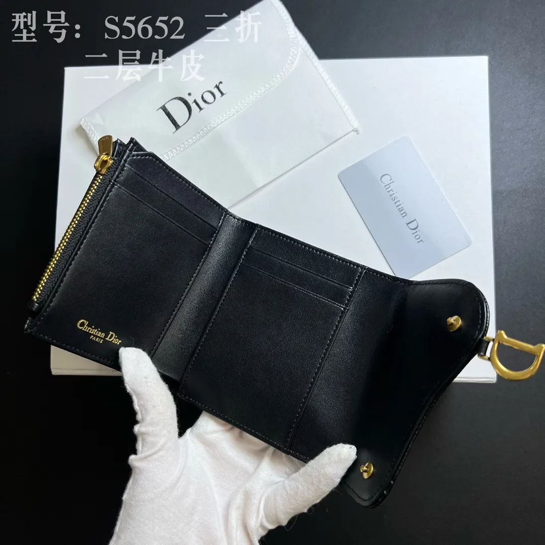 💰170 💎Top quality 🇫🇷 DIOR Dior tri-fold wallet ❤️ 💌 Two-layer calfskin, non-transferable‼ ️ The Saddle Lotus Oblique Print Wallet embodies the signature style of this collection. Crafted from the new Oblique print fabric, it features a signature asymmetric flap and antique gold-finish metal stirrup 'D' charm. This classic accessory holds a variety of daily essentials and fits easily into a variety of handbags. Front stirrup "D" charm 4 card slots 2 patch pockets 1 cash compartment 1 zip pocket Dimensions: 10 x 9 x 2.5 cm Style number: S5652CTZQ-M928