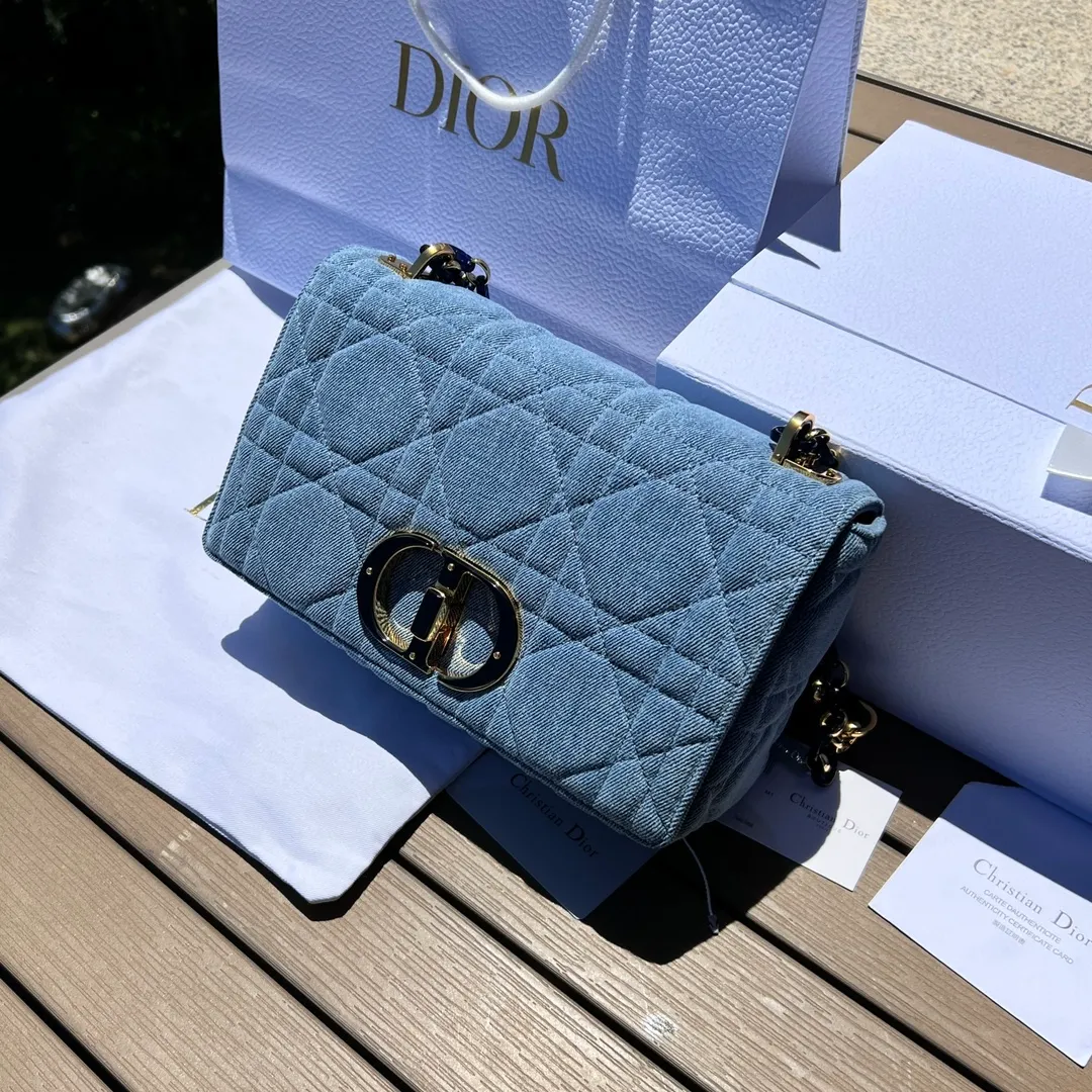 ❗️❗️❗️Free shipping with SF Express for year-end events❗️❗️❗️💰1900 Size: 25.5×15.5×8cm Dior overseas channel resources exclusively offer Caro handbags❗️This Dior Caro handbag combines modern fashion with classic elegance, highlighting the popular style of the series. Crafted from blue denim, it features original quilted-effect oversized cannage topstitching and a flap embellished with a fluorescent blue transparent resin knob-style "CD" clasp. Medium style, equipped with a detachable metal and transparent resin "CD" chain shoulder strap, which can be carried by hand, shoulder or cross-body. It can also be replaced with Dor's embroidered wide shoulder strap to embellish daily looks or add a bright finishing touch to evening wear.