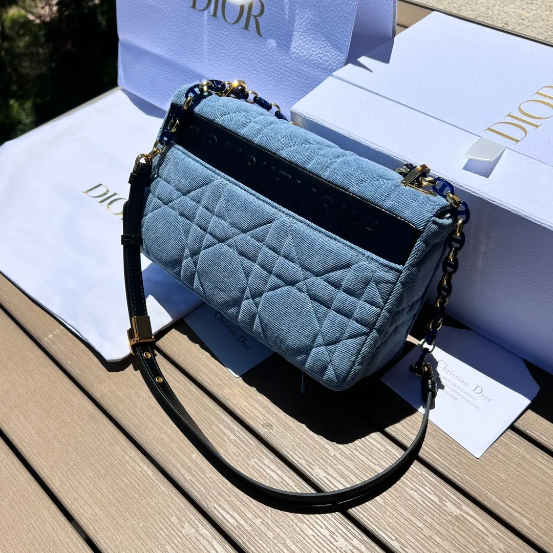 ❗️❗️❗️Free shipping with SF Express for year-end events❗️❗️❗️💰1900 Size: 25.5×15.5×8cm Dior overseas channel resources exclusively offer Caro handbags❗️This Dior Caro handbag combines modern fashion with classic elegance, highlighting the popular style of the series. Crafted from blue denim, it features original quilted-effect oversized cannage topstitching and a flap embellished with a fluorescent blue transparent resin knob-style "CD" clasp. Medium style, equipped with a detachable metal and transparent resin "CD" chain shoulder strap, which can be carried by hand, shoulder or cross-body. It can also be replaced with Dor's embroidered wide shoulder strap to embellish daily looks or add a bright finishing touch to evening wear.