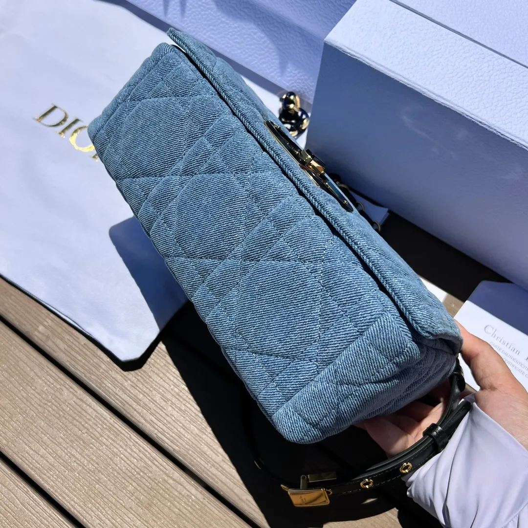 ❗️❗️❗️Free shipping with SF Express for year-end events❗️❗️❗️💰1900 Size: 25.5×15.5×8cm Dior overseas channel resources exclusively offer Caro handbags❗️This Dior Caro handbag combines modern fashion with classic elegance, highlighting the popular style of the series. Crafted from blue denim, it features original quilted-effect oversized cannage topstitching and a flap embellished with a fluorescent blue transparent resin knob-style "CD" clasp. Medium style, equipped with a detachable metal and transparent resin "CD" chain shoulder strap, which can be carried by hand, shoulder or cross-body. It can also be replaced with Dor's embroidered wide shoulder strap to embellish daily looks or add a bright finishing touch to evening wear.