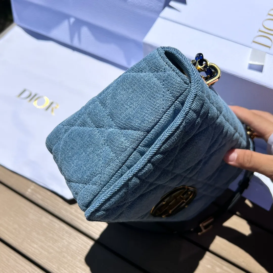 ❗️❗️❗️Free shipping with SF Express for year-end events❗️❗️❗️💰1900 Size: 25.5×15.5×8cm Dior overseas channel resources exclusively offer Caro handbags❗️This Dior Caro handbag combines modern fashion with classic elegance, highlighting the popular style of the series. Crafted from blue denim, it features original quilted-effect oversized cannage topstitching and a flap embellished with a fluorescent blue transparent resin knob-style "CD" clasp. Medium style, equipped with a detachable metal and transparent resin "CD" chain shoulder strap, which can be carried by hand, shoulder or cross-body. It can also be replaced with Dor's embroidered wide shoulder strap to embellish daily looks or add a bright finishing touch to evening wear.