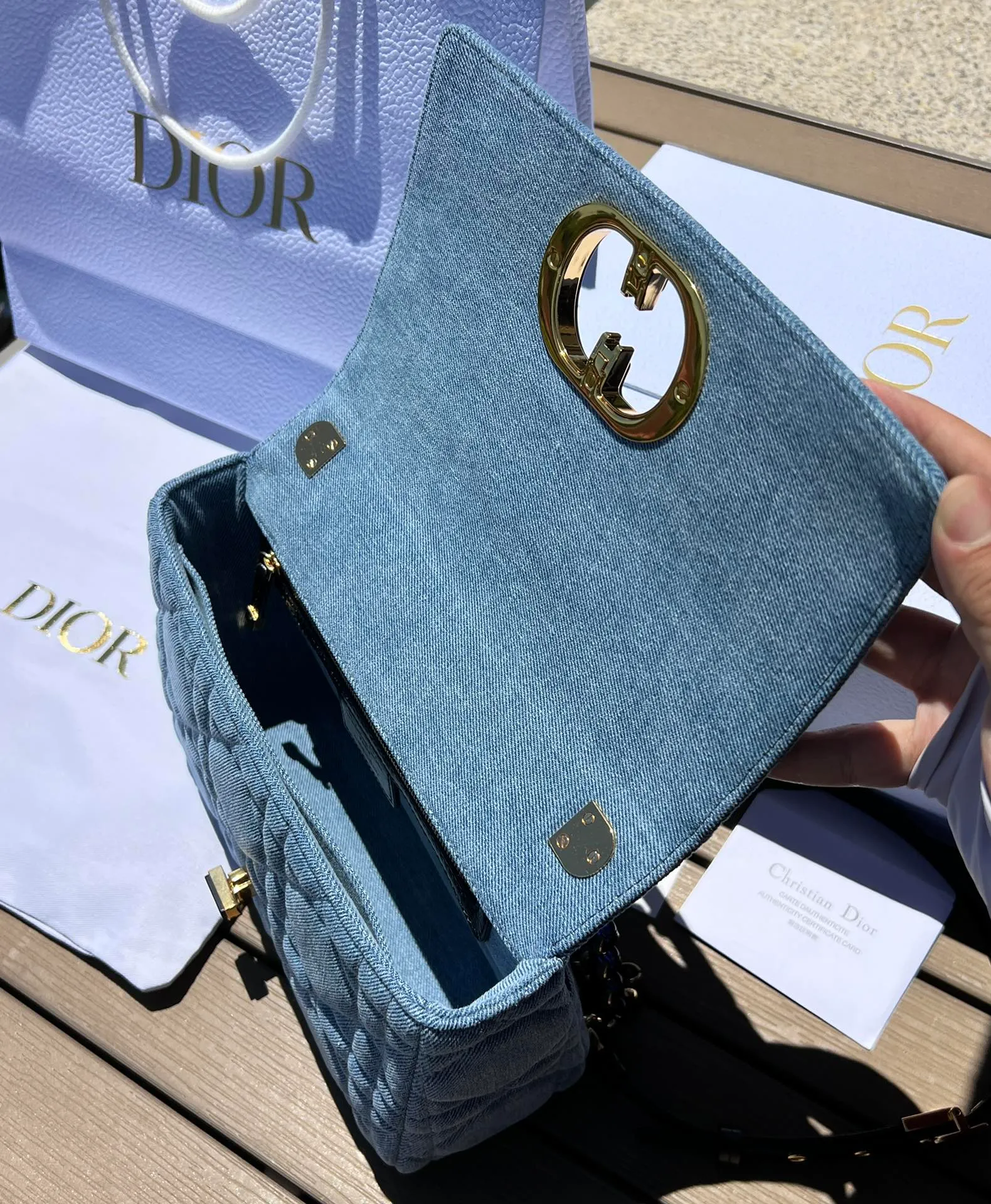 ❗️❗️❗️Free shipping with SF Express for year-end events❗️❗️❗️💰1900 Size: 25.5×15.5×8cm Dior overseas channel resources exclusively offer Caro handbags❗️This Dior Caro handbag combines modern fashion with classic elegance, highlighting the popular style of the series. Crafted from blue denim, it features original quilted-effect oversized cannage topstitching and a flap embellished with a fluorescent blue transparent resin knob-style "CD" clasp. Medium style, equipped with a detachable metal and transparent resin "CD" chain shoulder strap, which can be carried by hand, shoulder or cross-body. It can also be replaced with Dor's embroidered wide shoulder strap to embellish daily looks or add a bright finishing touch to evening wear.